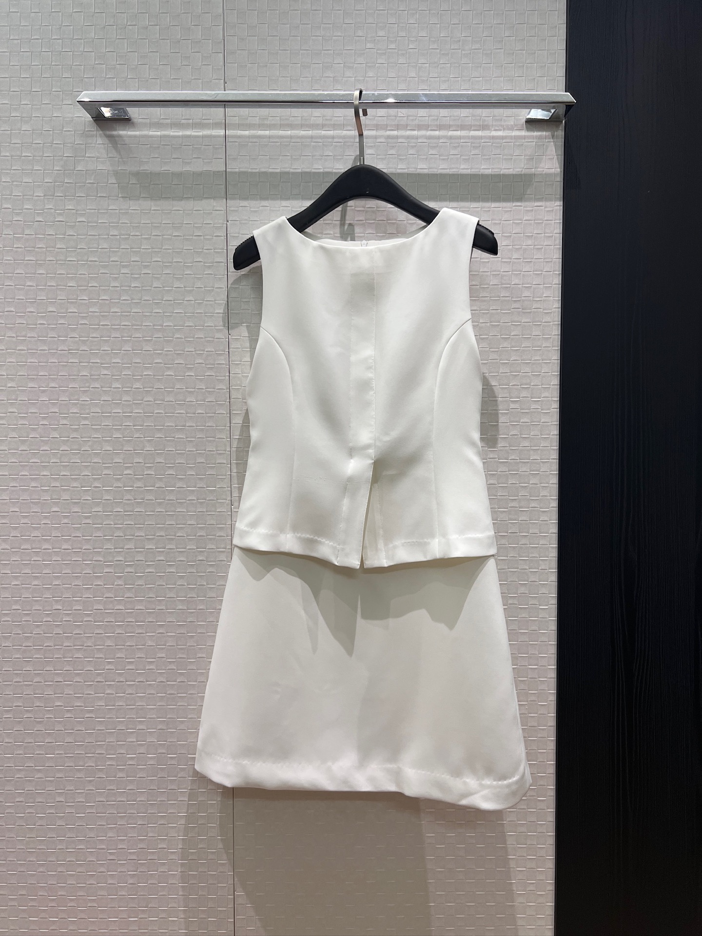 NO:878022,New spliced ​​fake two-piece design sleeveless vest dress. Simple and fashionable. Slim and slim for intellectual commuting. Black and white must-have for age reduction. SML,,skirts,19860909新款拼接假两件设计无袖背心连衣裙 简约时尚 修身显瘦知性通勤 减龄必备黑色白色 SML,,skirts,,Women's clothing