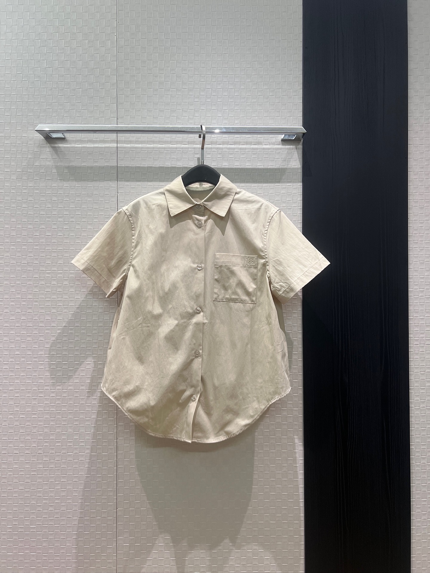 NO:878012,New arrival Loewe simple irregular hem short-sleeved shirt with embroidered logo on the chest and pocket decoration loose splicing ruffles on the back long at the front and short at the back to reduce age and versatile SML,,loewe,T-shirt,19860909新款来袭Loewe 简约不规则下摆短袖衬衣胸前刺绣logo徽标口袋装饰 背后宽松拼接荷叶边 前长后短减龄百搭 SML,,loewe,T-shirt,,Women's clothing