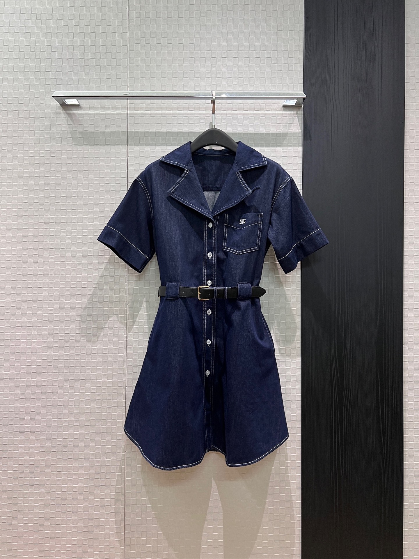 NO:925598,New chest pocket embroidered Arc de Triomphe logo. Suit collar short-sleeved denim dress delivery belt. Waist slimming. Pockets on both sides are casual and versatile. Must-have for age reduction. SML, skirts, T-shirt, business suit,19860909新款胸前口袋刺绣凯旋门logo徽标 西装领短袖牛仔连衣裙配送腰带 收腰显瘦 两侧有口袋休闲百搭 减龄必备 SML,,skirts,T-shirt,business suit,,Women's clothing