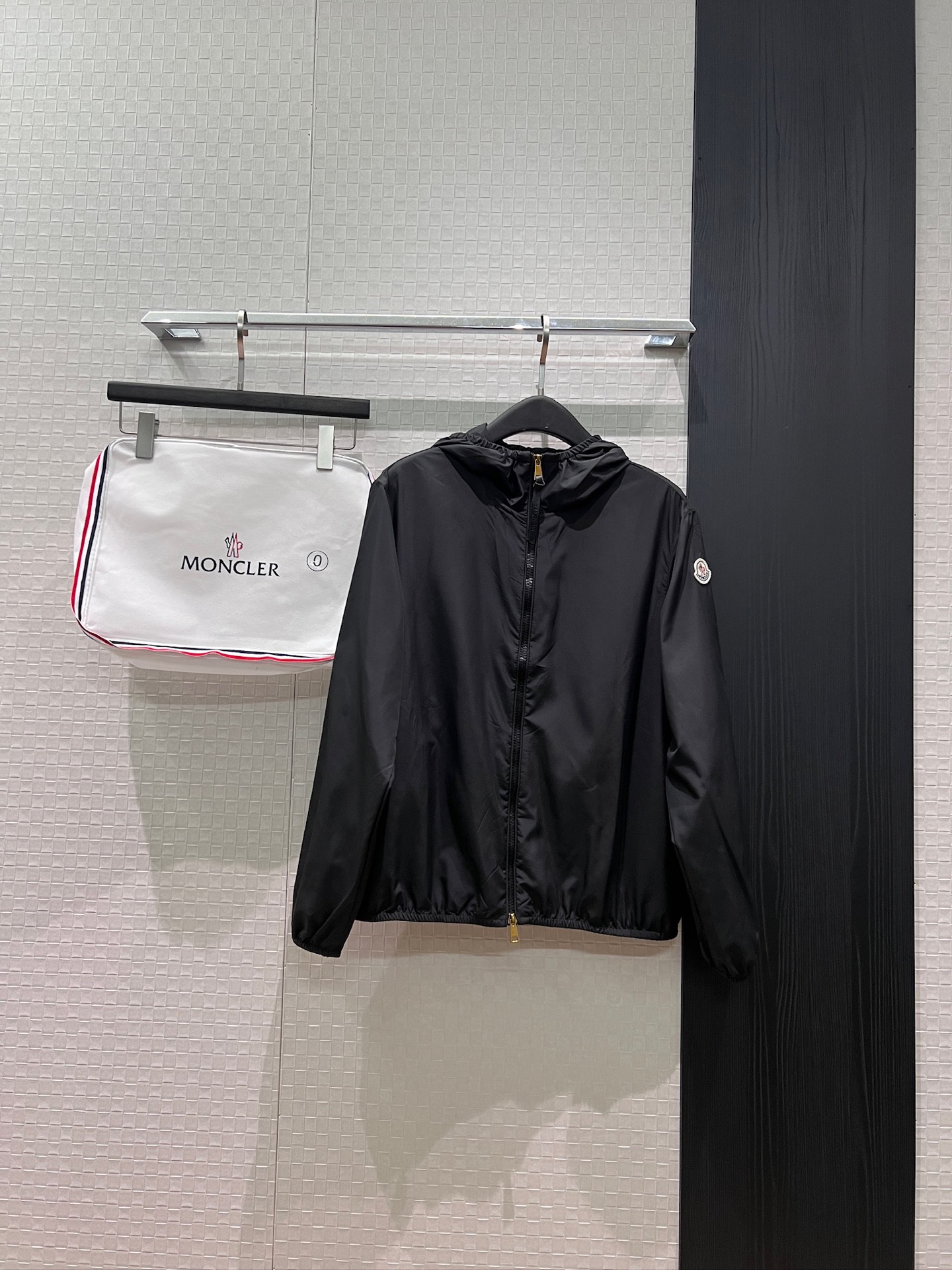 NO:878319,New style hooded single-layer casual jacket, sun protection windbreaker, non-detachable hood, elasticated hem and cuffs, classic armbands with invisible pockets on both sides, mold opening for hardware accessories, versatile for sports, dustproof storage bag delivered, coffee black 0-3,,Moncler,jackets & coats,hats,19860909新款蒙口连帽单层休闲外套防晒风衣帽子不可拆 下摆袖口弹力松紧 两侧隐形口袋经典袖标 五金配件开模 运动百搭 配送防尘收纳袋 咖色黑色 0-3,,Moncler,jackets & coats,hats,,Women's clothing