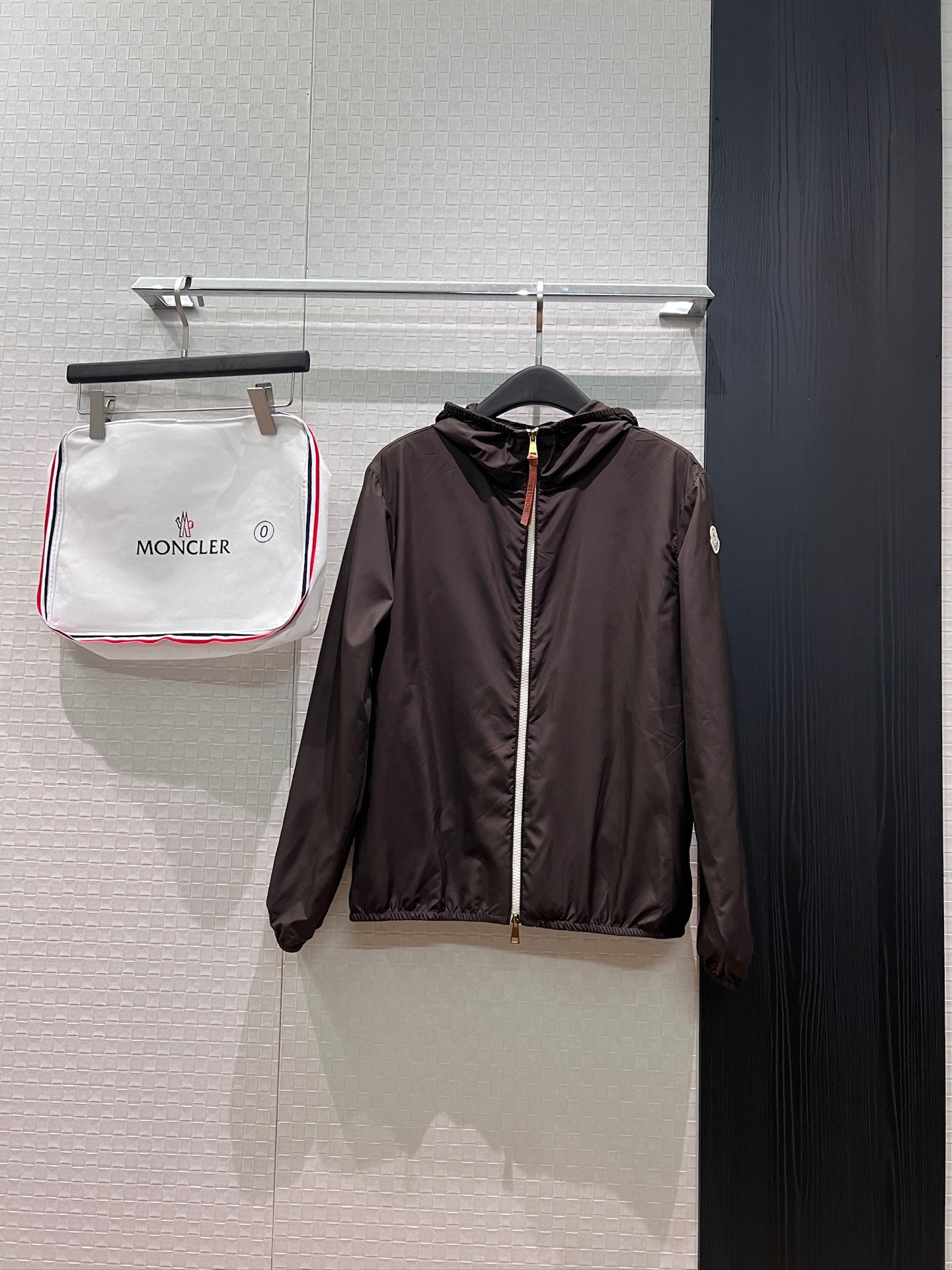 NO:878325,New style hooded single-layer casual jacket, sun protection windbreaker, non-detachable hood, elasticated hem and cuffs, classic armbands with invisible pockets on both sides, mold opening for hardware accessories, versatile for sports, dustproof storage bag delivered, coffee black 0-3,,Moncler,jackets & coats,hats,19860909新款蒙口连帽单层休闲外套防晒风衣帽子不可拆 下摆袖口弹力松紧 两侧隐形口袋经典袖标 五金配件开模 运动百搭 配送防尘收纳袋 咖色黑色 0-3,,Moncler,jackets & coats,hats,,Women's clothing