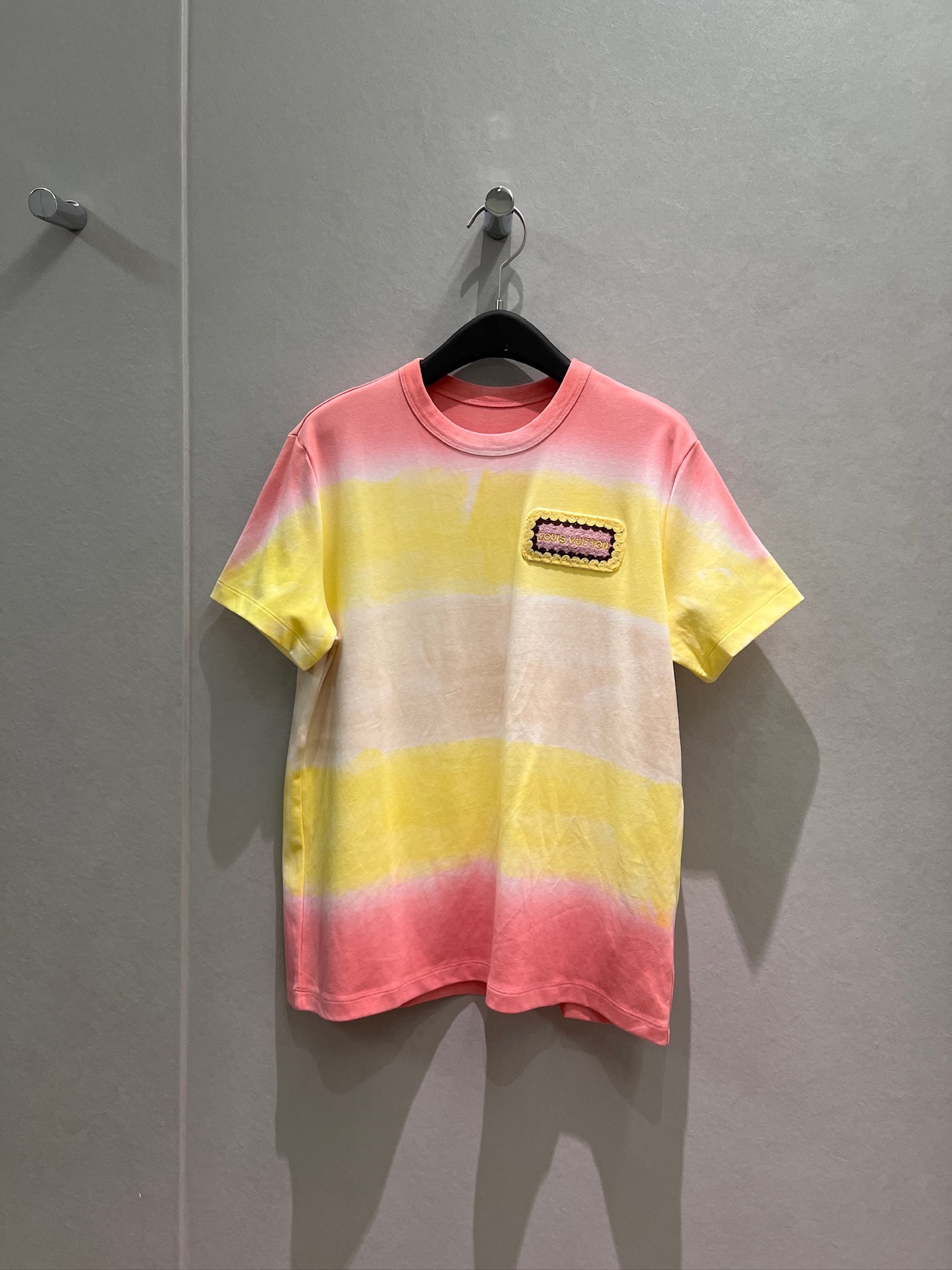 NO:878331,New heavy industry wool crochet logo badge decoration tie-dye gradient T-shirt is loose and casual, versatile for age reduction SML,,tees,t-shirt,19860909新款重工毛线钩花logo徽章装饰 扎染渐变T恤宽松休闲 减龄百搭 SML,,tees，t-shirt,,Women's clothing