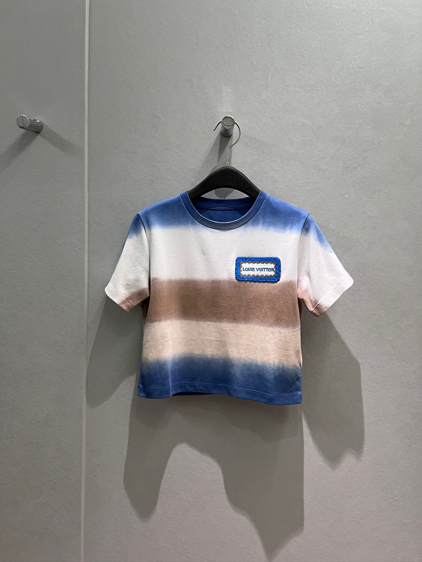 NO:878308,New heavy industry wool crochet logo badge decoration tie-dye gradient short T-shirt with casual personality, age-reducing and versatile SML,,tees,t-shirt,19860909新款重工毛线钩花logo徽章装饰 扎染渐变短款T恤个性休闲 减龄百搭 SML,,tees，t-shirt,,Women's clothing