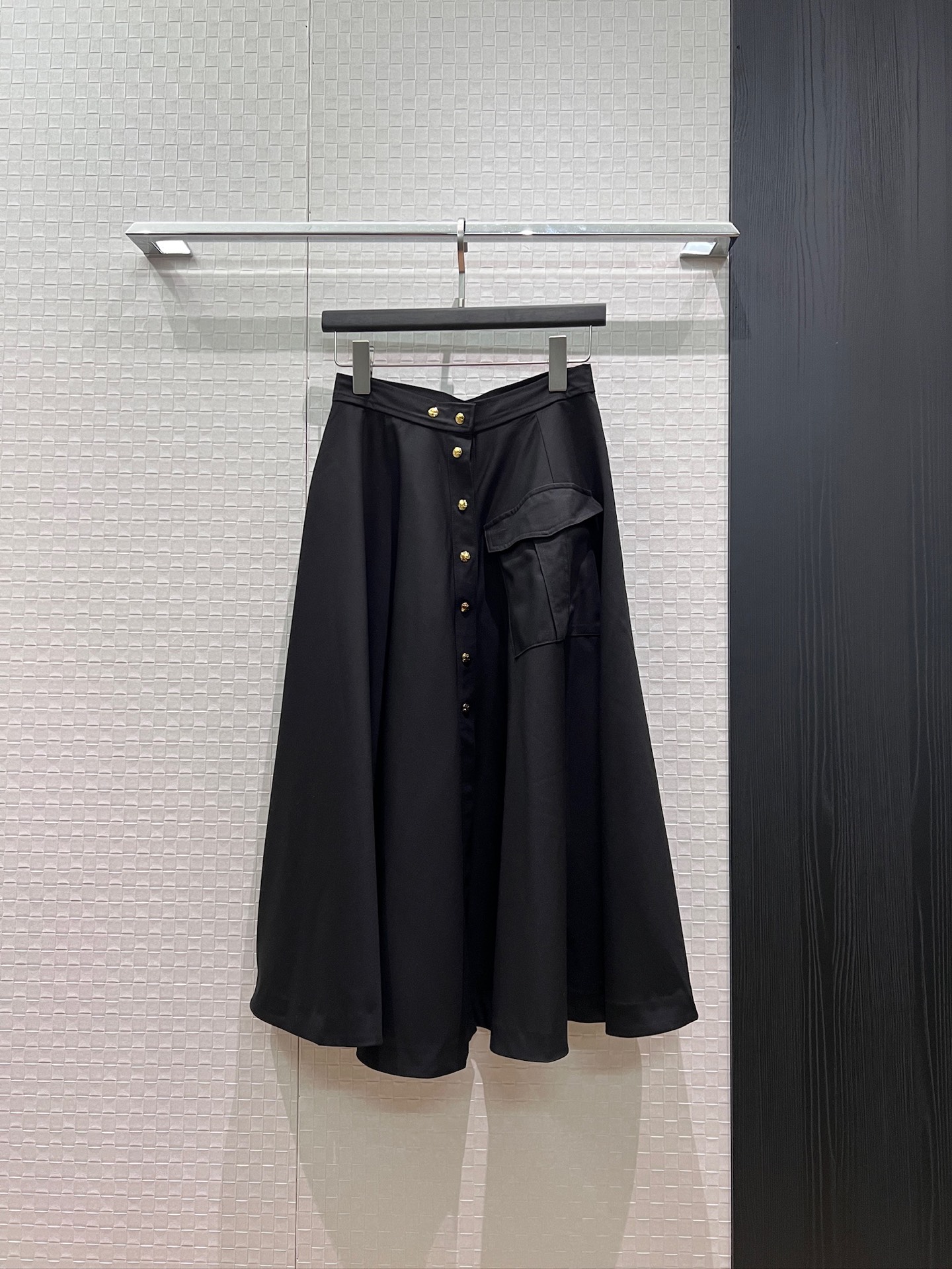 NO:878314,New arrival, asymmetrical breasted design, A-line long skirt, flap pockets on both sides, Arc de Triomphe gold buckle, can be opened and slit for simple commuting, age-reducing and versatile, black khaki SML,,skirts,19860909新款来袭不对称排扣设计A字长裙半裙 两侧翻盖口袋凯旋门金扣 可开扣开叉简约通勤 减龄百搭 黑色卡其 SML,,skirts,,Women's clothing