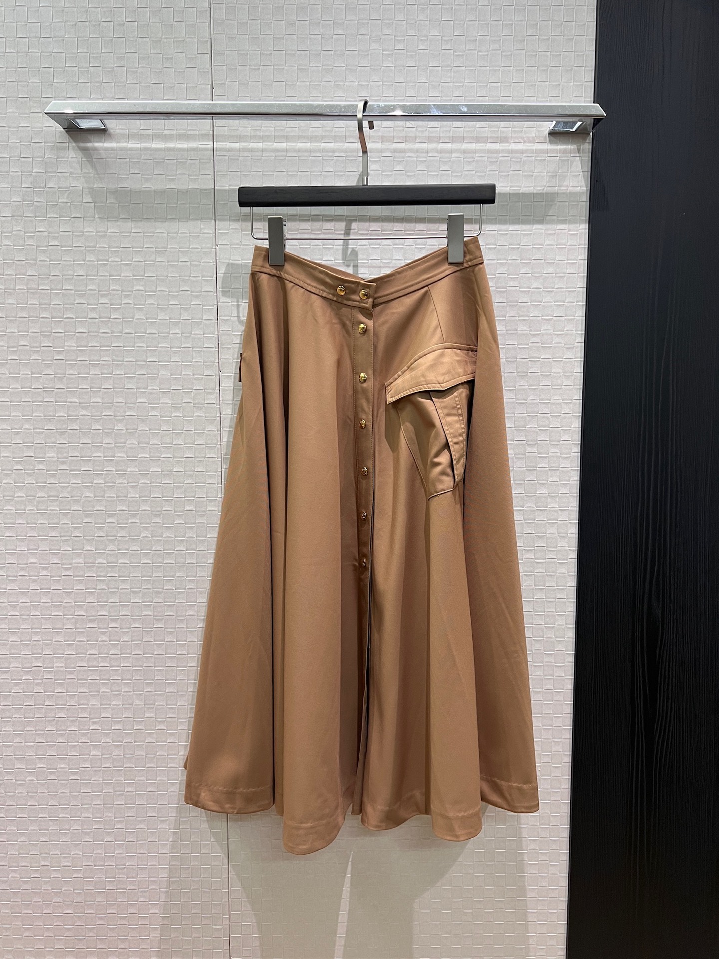 NO:878320,New arrival, asymmetrical breasted design, A-line long skirt, flap pockets on both sides, Arc de Triomphe gold buckle, can be opened and slit for simple commuting, age-reducing and versatile, black khaki SML,,skirts,19860909新款来袭不对称排扣设计A字长裙半裙 两侧翻盖口袋凯旋门金扣 可开扣开叉简约通勤 减龄百搭 黑色卡其 SML,,skirts,,Women's clothing