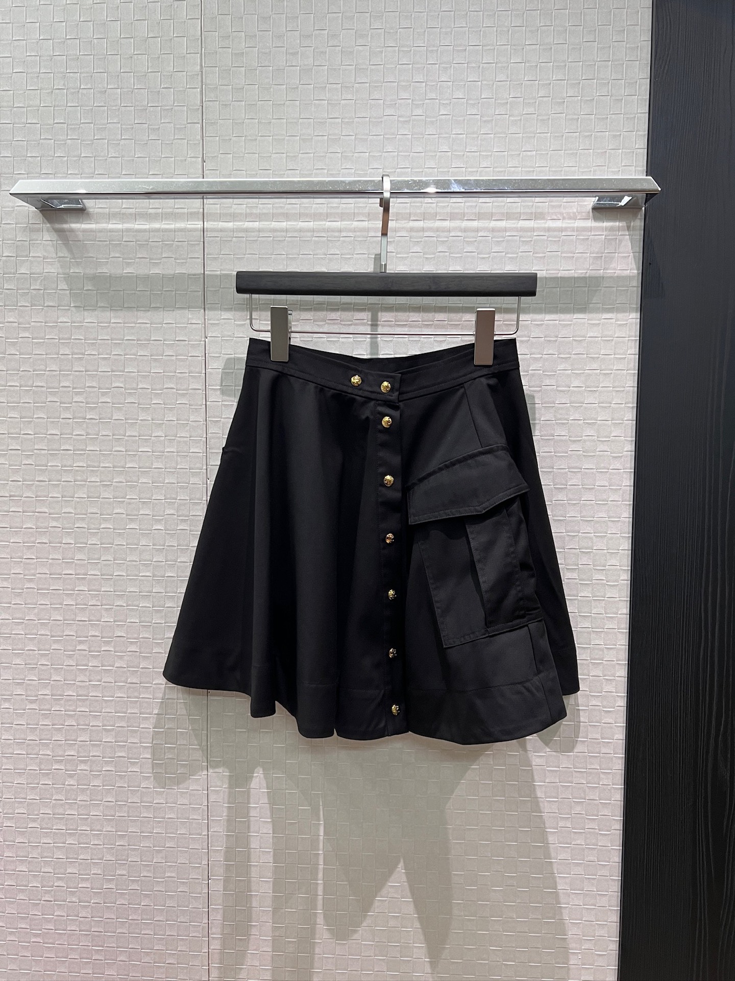 NO:878326,New A-line skirt with asymmetrical breasted design. Flap pockets on both sides with Arc de Triomphe gold buckles. Openable buttons and slits for simple commuting. Versatile for age reduction. Black khaki SML,,skirts,19860909新款来袭不对称排扣设计A字半裙 两侧翻盖口袋凯旋门金扣 可开扣开叉简约通勤 减龄百搭 黑色卡其 SML,,skirts,,Women's clothing