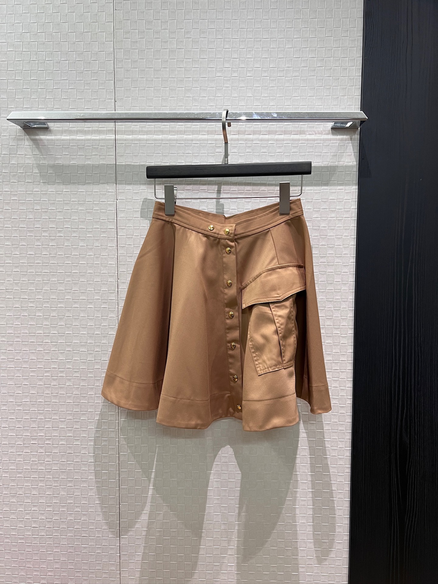 NO:878332,New A-line skirt with asymmetrical breasted design. Flap pockets on both sides with Arc de Triomphe gold buckles. Openable buttons and slits for simple commuting. Versatile for age reduction. Black khaki SML,,skirts,19860909新款来袭不对称排扣设计A字半裙 两侧翻盖口袋凯旋门金扣 可开扣开叉简约通勤 减龄百搭 黑色卡其 SML,,skirts,,Women's clothing