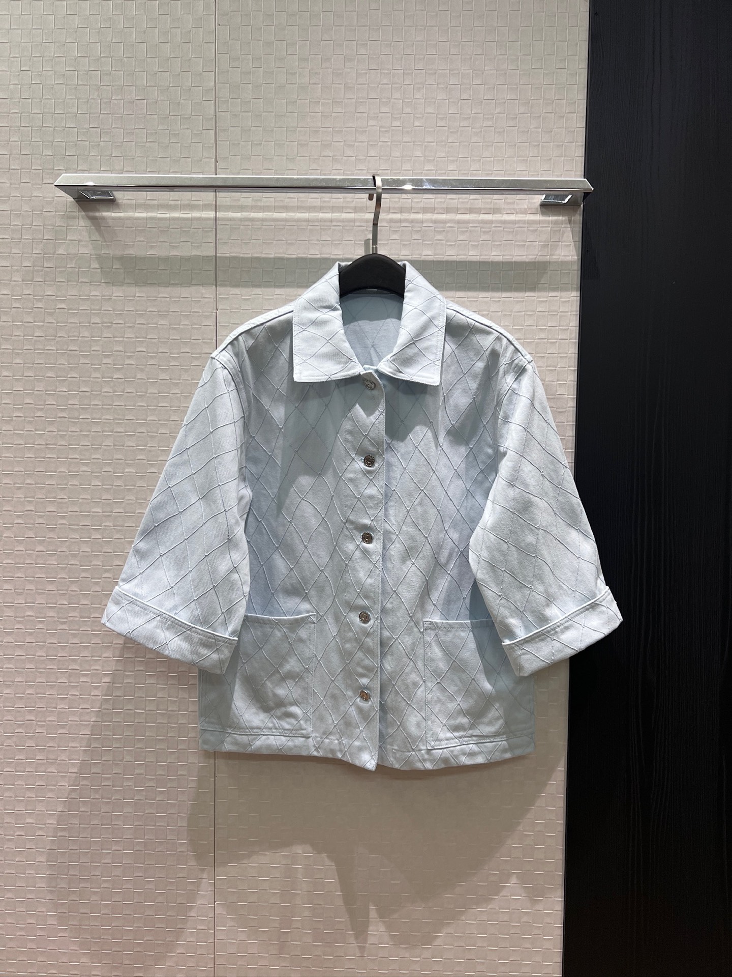 NO:878613,New 26A rhombus three-quarter sleeve denim jacket with loose lapels, large pockets on both sides, fashionable and casual with skirts and pants, hardware accessories molding, blue and white SML,,skirts,jackets & coats,19860909新款26A 菱格纹七分袖牛仔外套翻领宽松 两侧大口袋 时尚休闲搭裙子搭裤子 五金配件开模 蓝色白色 SML,,skirts,jackets & coats,,Women's clothing