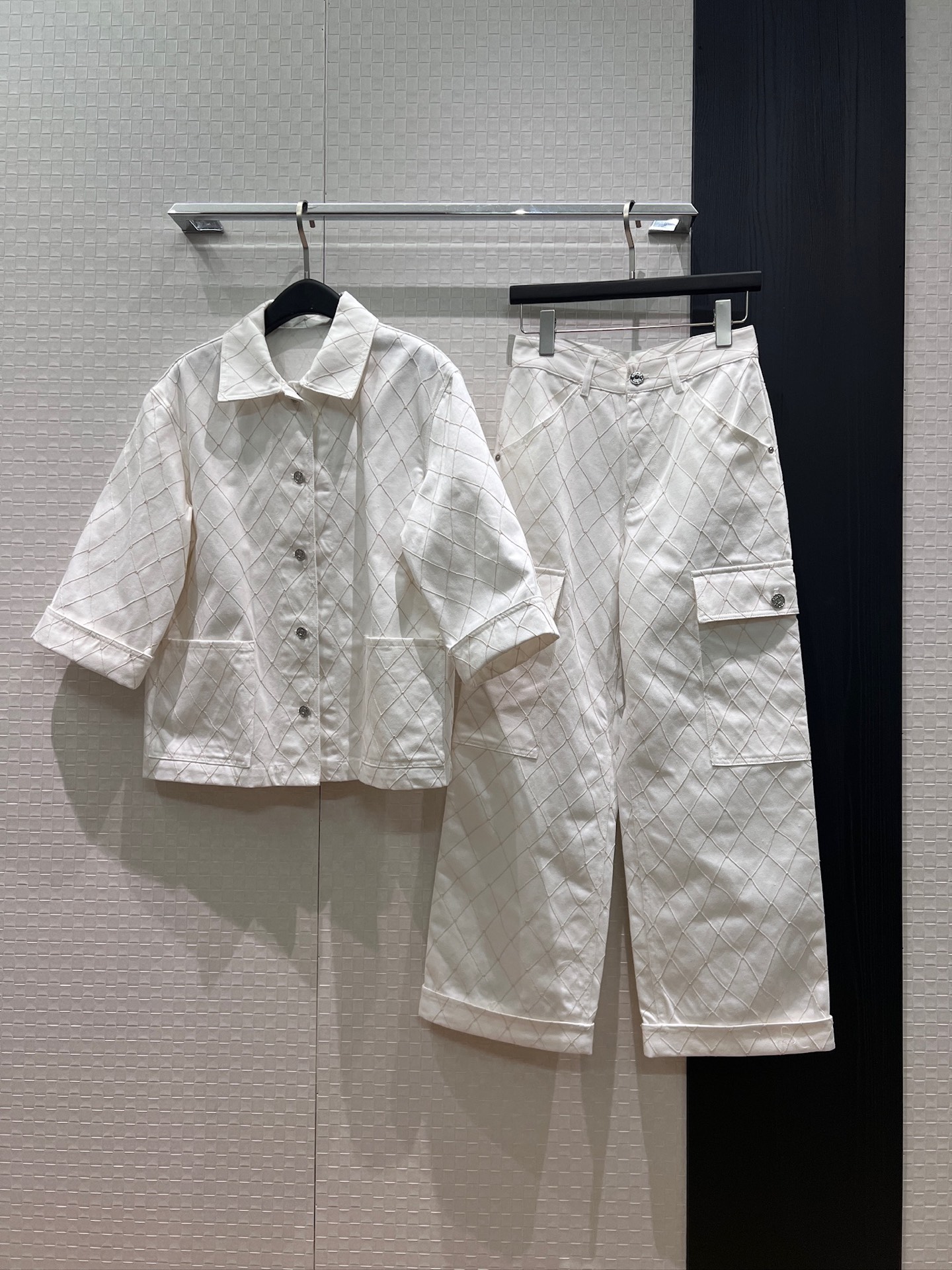 NO:878597,New 26A rhombus three-quarter sleeve denim jacket with loose lapels, large pockets on both sides, fashionable and casual with skirts and pants, hardware accessories molding, blue and white SML,,skirts,jackets & coats,19860909新款26A 菱格纹七分袖牛仔外套翻领宽松 两侧大口袋 时尚休闲搭裙子搭裤子 五金配件开模 蓝色白色 SML,,skirts,jackets & coats,,Women's clothing