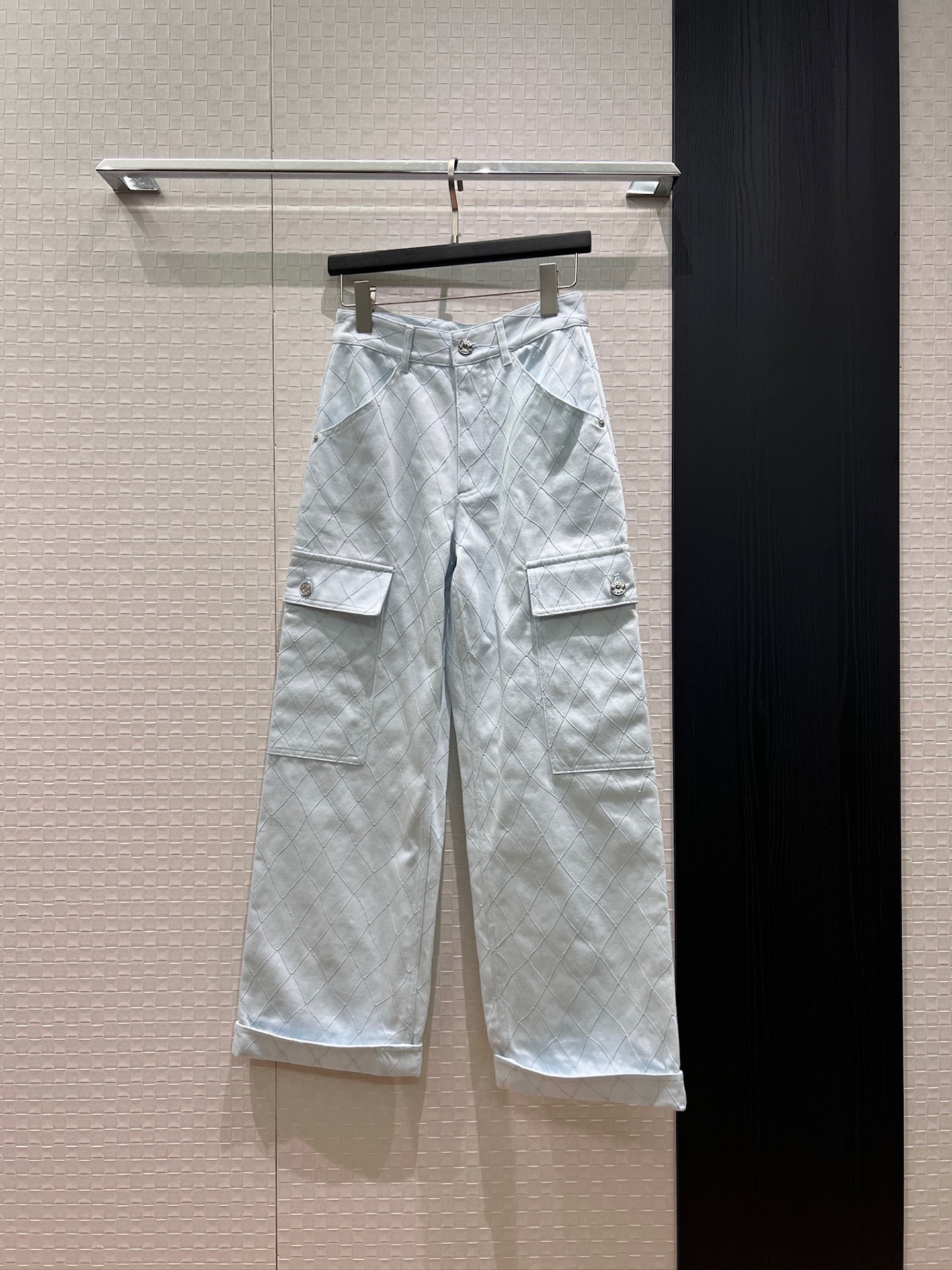 NO:878601,New 26A diamond pattern washed denim overalls, casual wide-leg pants with rolled hems, hardware accessories mold opening, fashionable and versatile, essential blue and white for age reduction SML,,19860909新款26A 菱格纹洗水牛仔工装裤 休闲阔腿裤卷边裤脚 五金配件开模 时尚百搭 减龄必备蓝色白色 SML,,,Women's clothing