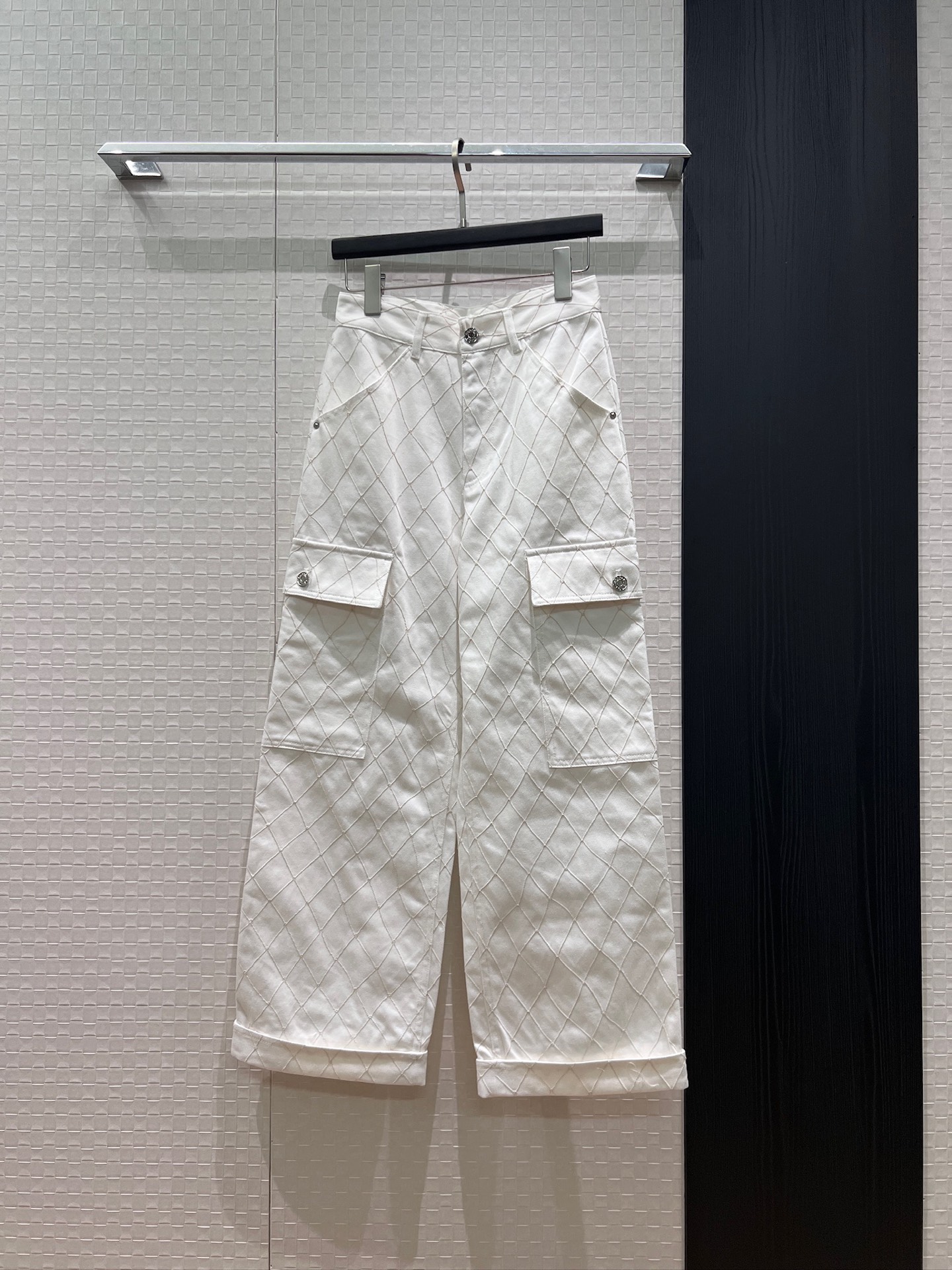 NO:878605,New 26A diamond pattern washed denim overalls, casual wide-leg pants with rolled hems, hardware accessories mold opening, fashionable and versatile, essential blue and white for age reduction SML,,19860909新款26A 菱格纹洗水牛仔工装裤 休闲阔腿裤卷边裤脚 五金配件开模 时尚百搭 减龄必备蓝色白色 SML,,,Women's clothing