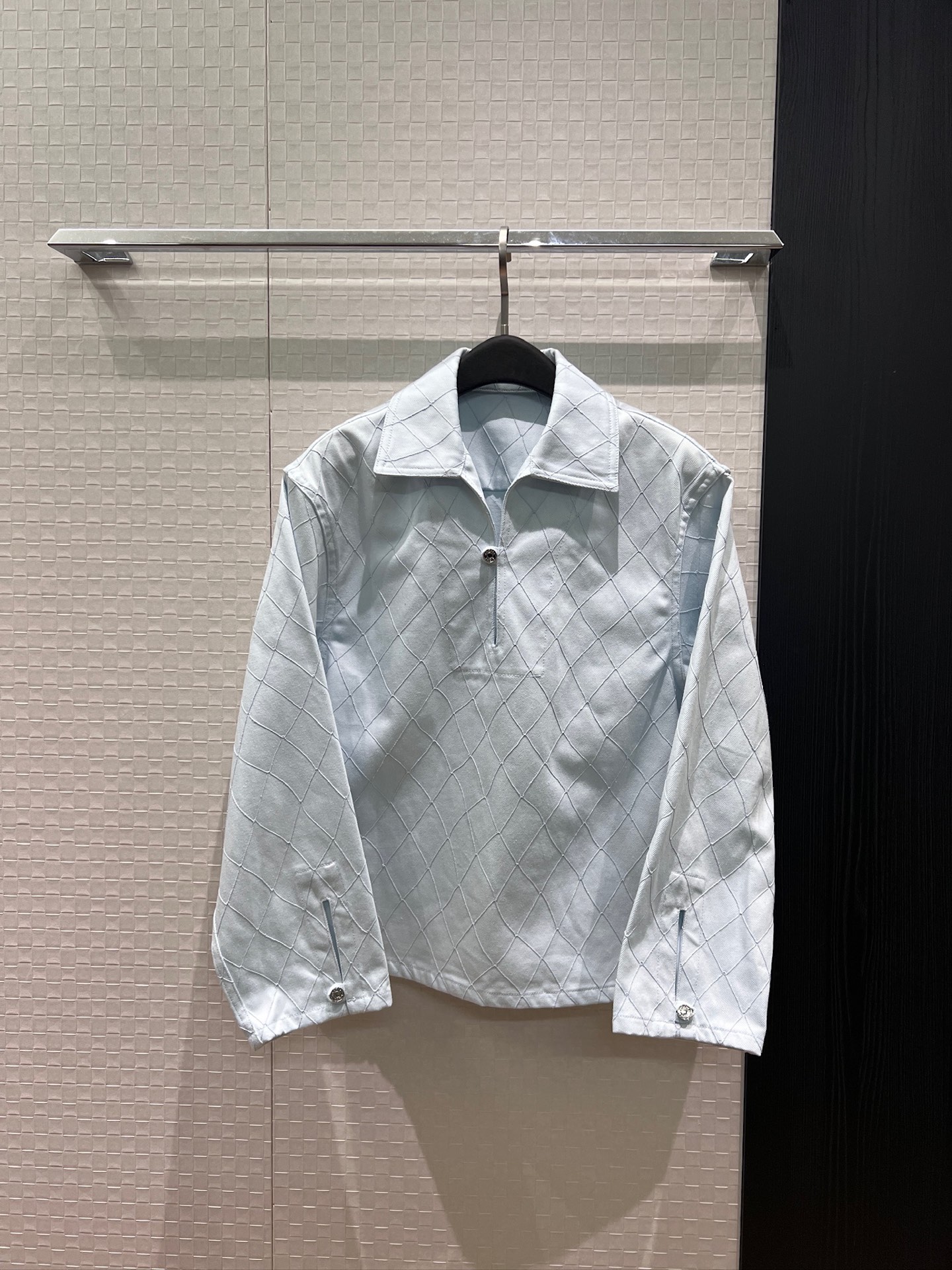 NO:878609,New 26A diamond lapel denim sweatshirt top with hollow design on the chest. Loose and casual. Fashionable and versatile. Blue and white. SML,,hoodie,sweatshirts,19860909新款26A 菱格纹翻领牛仔卫衣上衣胸前镂空设计 宽松休闲 时尚百搭蓝色白色 SML,,hoodie,sweatshirts,,Women's clothing
