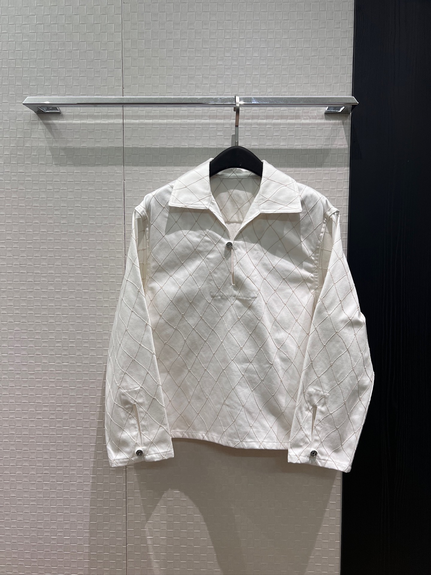 NO:878614,New 26A diamond lapel denim sweatshirt top with hollow design on the chest. Loose and casual. Fashionable and versatile. Blue and white. SML,,hoodie,sweatshirts,19860909新款26A 菱格纹翻领牛仔卫衣上衣胸前镂空设计 宽松休闲 时尚百搭蓝色白色 SML,,hoodie,sweatshirts,,Women's clothing