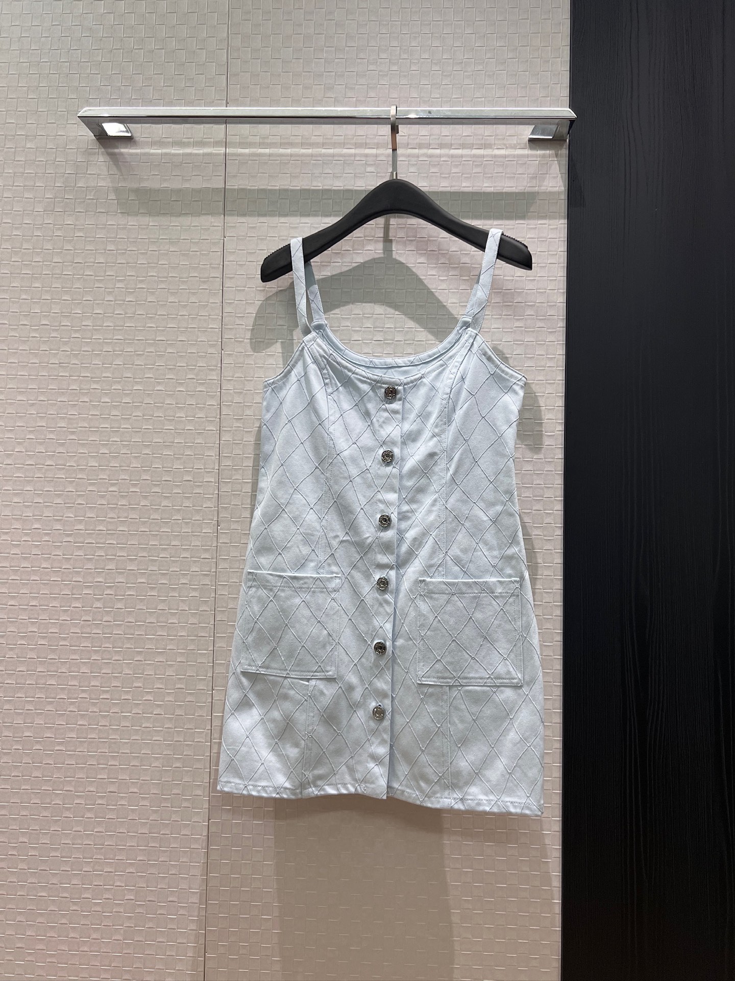 NO:878598,New 26A rhombus denim suspender dress single-breasted, hardware accessories molded, pockets on both sides for leisure and age reduction, vacation essentials, blue and white SML,,skirts,19860909新款26A 菱格纹牛仔吊带连衣裙单排扣 五金配件开模 两侧口袋休闲减龄 度假必备 蓝色白色 SML,,skirts,,Women's clothing