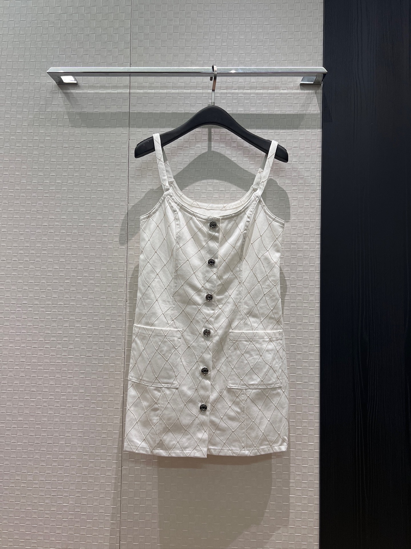 NO:878602,New 26A rhombus denim suspender dress single-breasted, hardware accessories molded, pockets on both sides for leisure and age reduction, vacation essentials, blue and white SML,,skirts,19860909新款26A 菱格纹牛仔吊带连衣裙单排扣 五金配件开模 两侧口袋休闲减龄 度假必备 蓝色白色 SML,,skirts,,Women's clothing