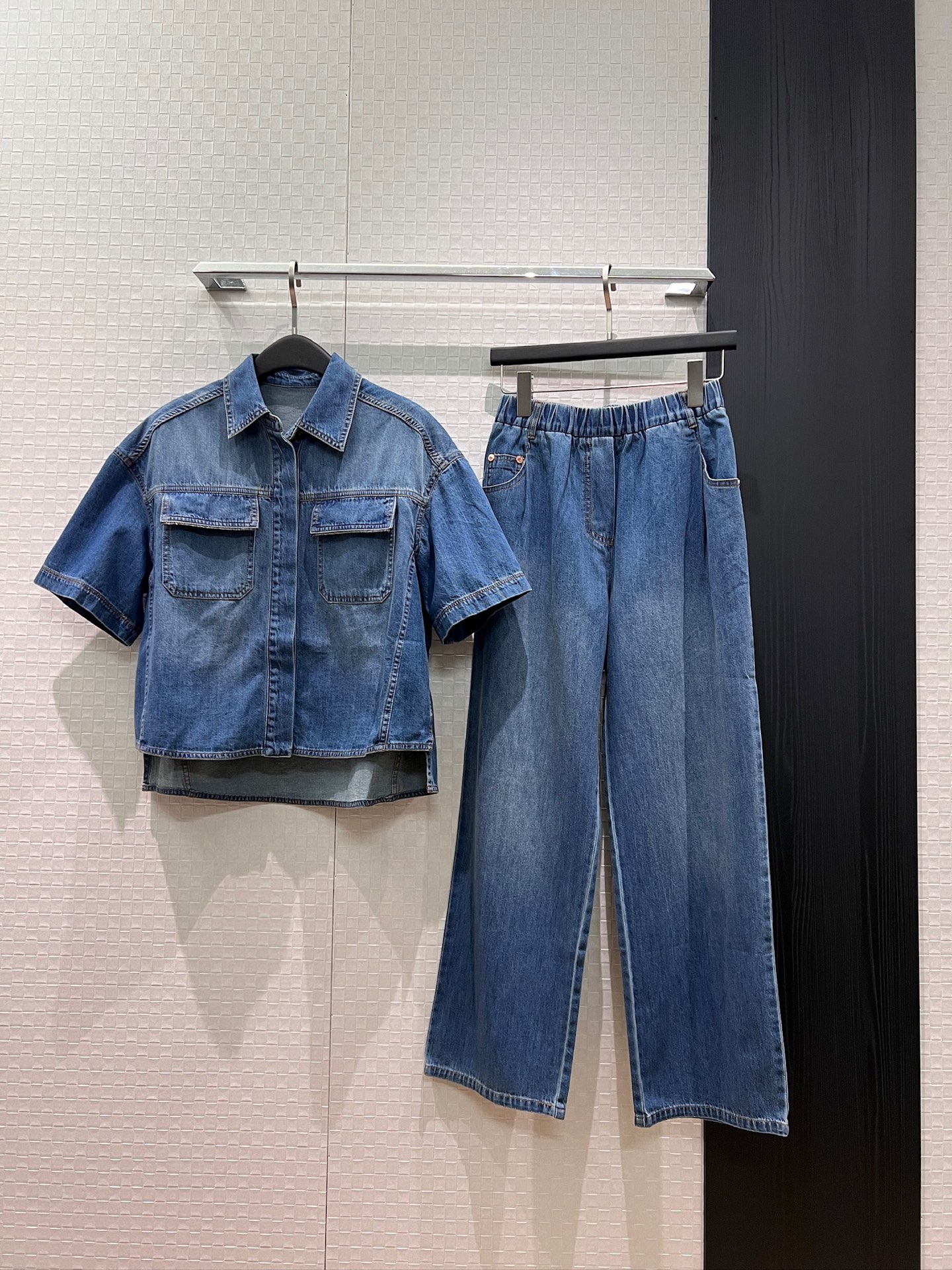 NO:878606,Tops, pants, new styles coming, BC bead chain decoration, lapel short-sleeved denim top, elastic waist, jeans hem, short in front, long in back, loose and casual, versatile for all ages, SML,,jeans,T-shirt,19860909上衣 裤子 新款来袭BC珠链装饰 翻领短袖牛仔上衣松紧腰牛仔裤下摆前短后长 宽松休闲 减龄百搭 SML,,jeans,T-shirt,,Women's clothing