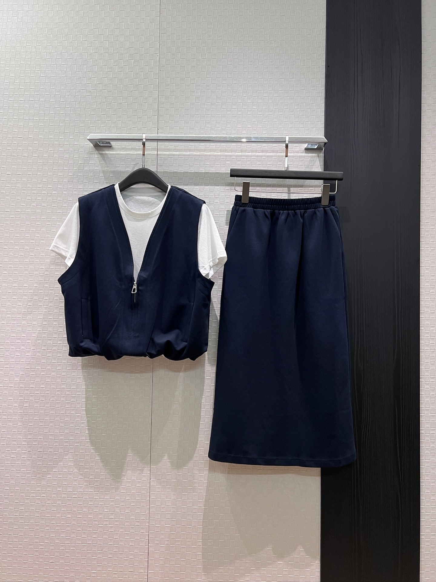 NO:878610,New fake two-piece design, casual suit, vest, vest, spliced ​​T-shirt, elastic waist, skirt, casual and age-reducing, versatile for vacations, SML,,skirts,tees,t-shirt,19860909新款假两件设计 休闲套装马甲背心拼接T恤松紧腰半裙 休闲减龄 度假百搭 SML,,skirts,tees，t-shirt,,Women's clothing
