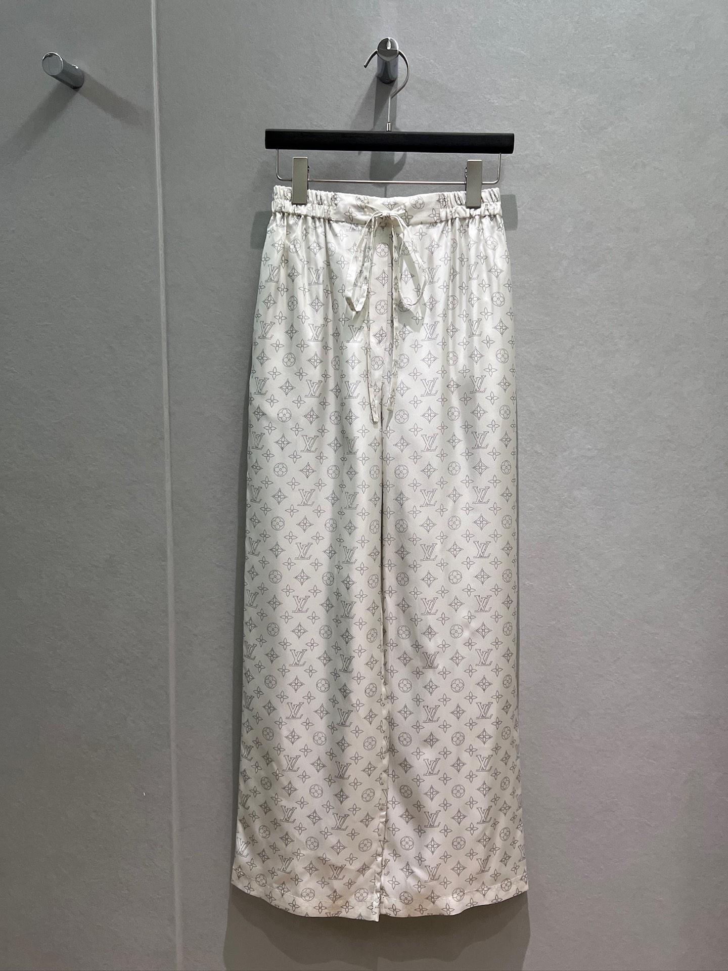 NO:878879,Shirt Pants New classic presbyopic white printed silk twill shirt Positioned floral silk wide-leg pants Fashionable and versatile Lazy temperament Belt drawstring design decoration Can be worn as a set or separately S-XL,,real silk,19860909衬衣 裤子 新款经典老花白色印花真丝斜纹衬衣定位花真丝阔腿裤时尚百搭 气质慵懒 腰带抽绳设计装饰 可一套或分开搭 S-XL,,real silk,,Women's clothing