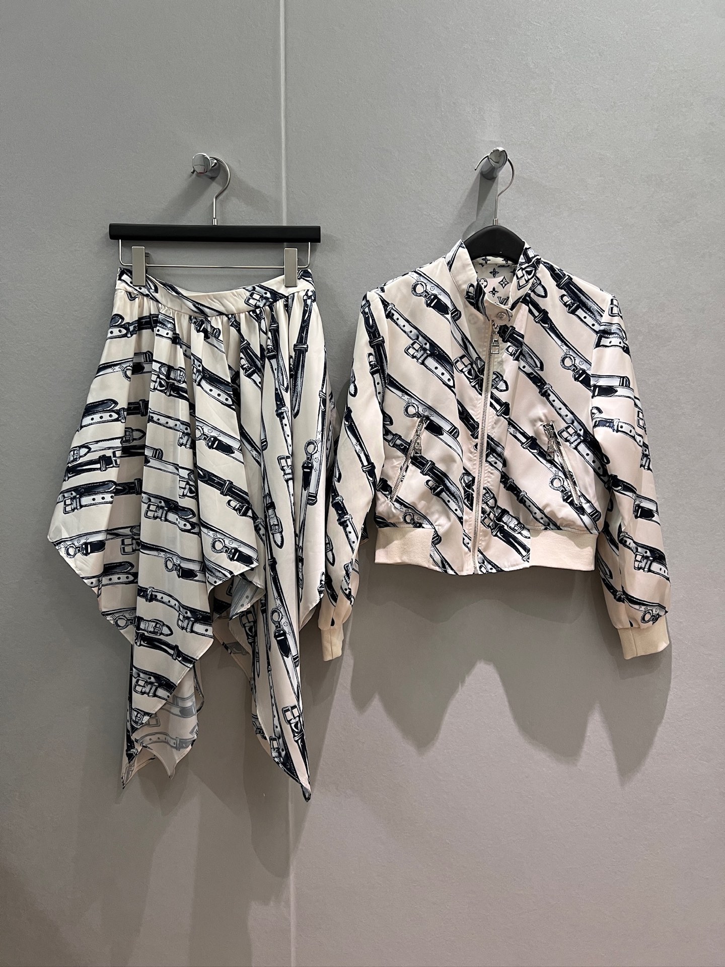 NO:878881,Jacket, skirt, new Liu Yifei, Xiaobai's same style, reversible, positioning printed stand-up collar jacket, irregular flowing skirt, classic presbyopia logo and belt print, fashionable and casual, reversible, matched with irregular skirt, age-reducing and versatile S-XL,,skirts,jackets & coats,jackets & coats,19860909外套 半裙 新款刘亦菲 小白同款 两面穿 定位印花立领夹克外套不规则飘逸半裙 经典老花logo和皮带印花碰撞时尚休闲 两面可穿 搭配不规则半裙 减龄百搭S-XL,,skirts,jackets & coats,jackets & coats,,Women's clothing