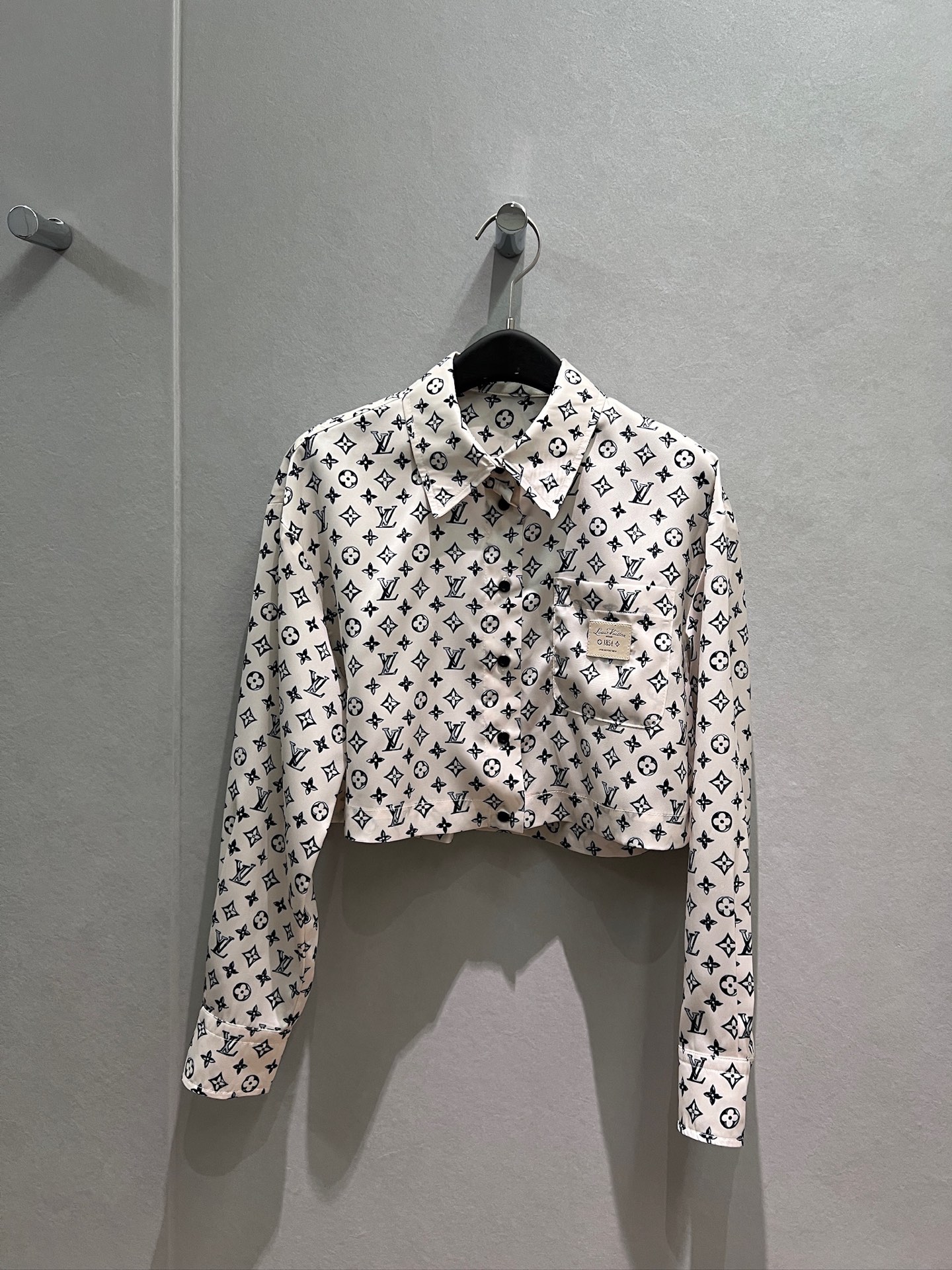 NO:878884,New presbyopia small logo printed short shirt, chest pocket badge leather label, fashionable and versatile, casual and age-reducing SML,,19860909新款老花小logo印花短款衬衣 胸前口袋徽章皮标时尚百搭 休闲减龄SML,,,Women's clothing