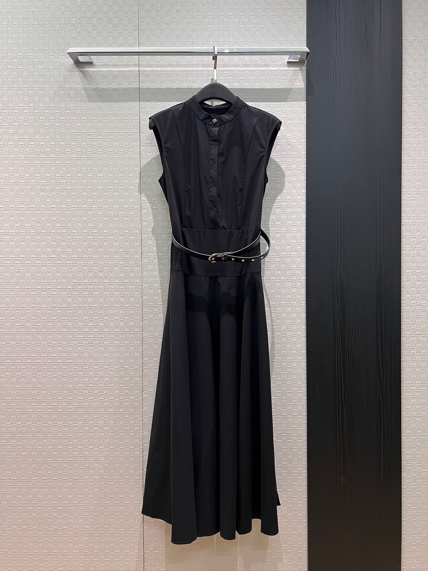 NO:878891,New arrival, small stand-up collar sleeveless vest dress, half placket spliced ​​long skirt with belt decoration, three-dimensional tailoring, waist slimming with pockets on both sides, large holiday skirt, fashionable and age-reducing, black khaki SML,,skirts,19860909新款来袭小立领无袖背心连衣裙 半开襟拼接长裙配送腰带装饰 立体剪裁 收腰显瘦两侧口袋 度假大裙摆 时尚减龄 黑色卡其 SML,,skirts,,Women's clothing