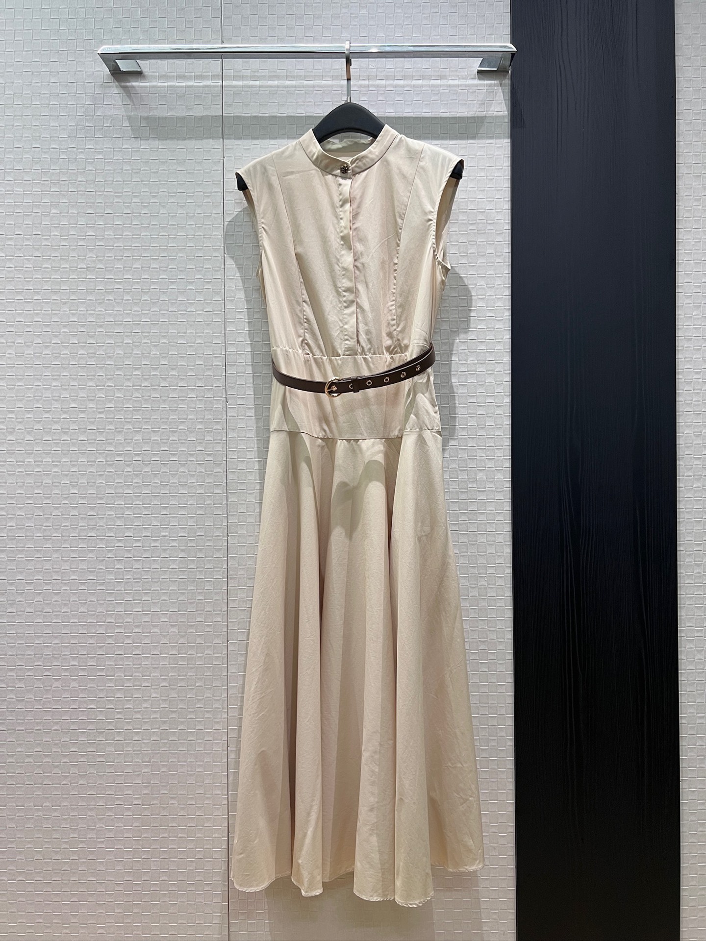 NO:878895,New arrival, small stand-up collar sleeveless vest dress, half placket spliced ​​long skirt with belt decoration, three-dimensional tailoring, waist slimming with pockets on both sides, large holiday skirt, fashionable and age-reducing, black khaki SML,,skirts,19860909新款来袭小立领无袖背心连衣裙 半开襟拼接长裙配送腰带装饰 立体剪裁 收腰显瘦两侧口袋 度假大裙摆 时尚减龄 黑色卡其 SML,,skirts,,Women's clothing