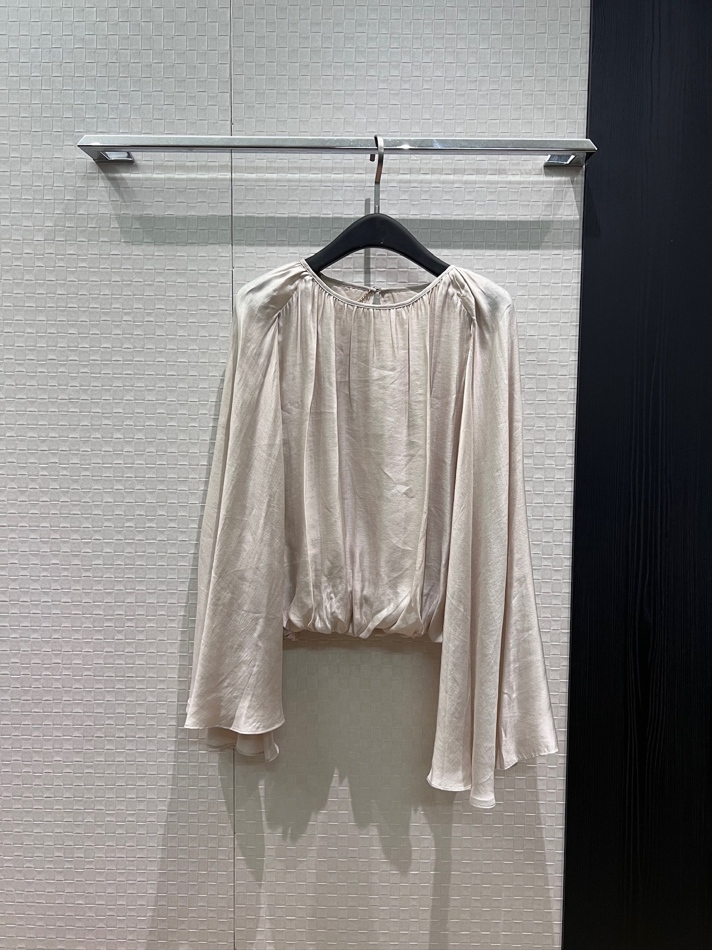 NO:878892,New splicing shawl design, fake two-piece floating sleeve top, flower bud hem, elastic waist, socialite elegance, ladylike temperament, black apricot SML,,shawls,19860909新款拼接披肩设计 假两件飘袖上衣花苞下摆松紧收腰 名媛优雅 淑女气质黑色杏色 SML,,shawls,,Women's clothing