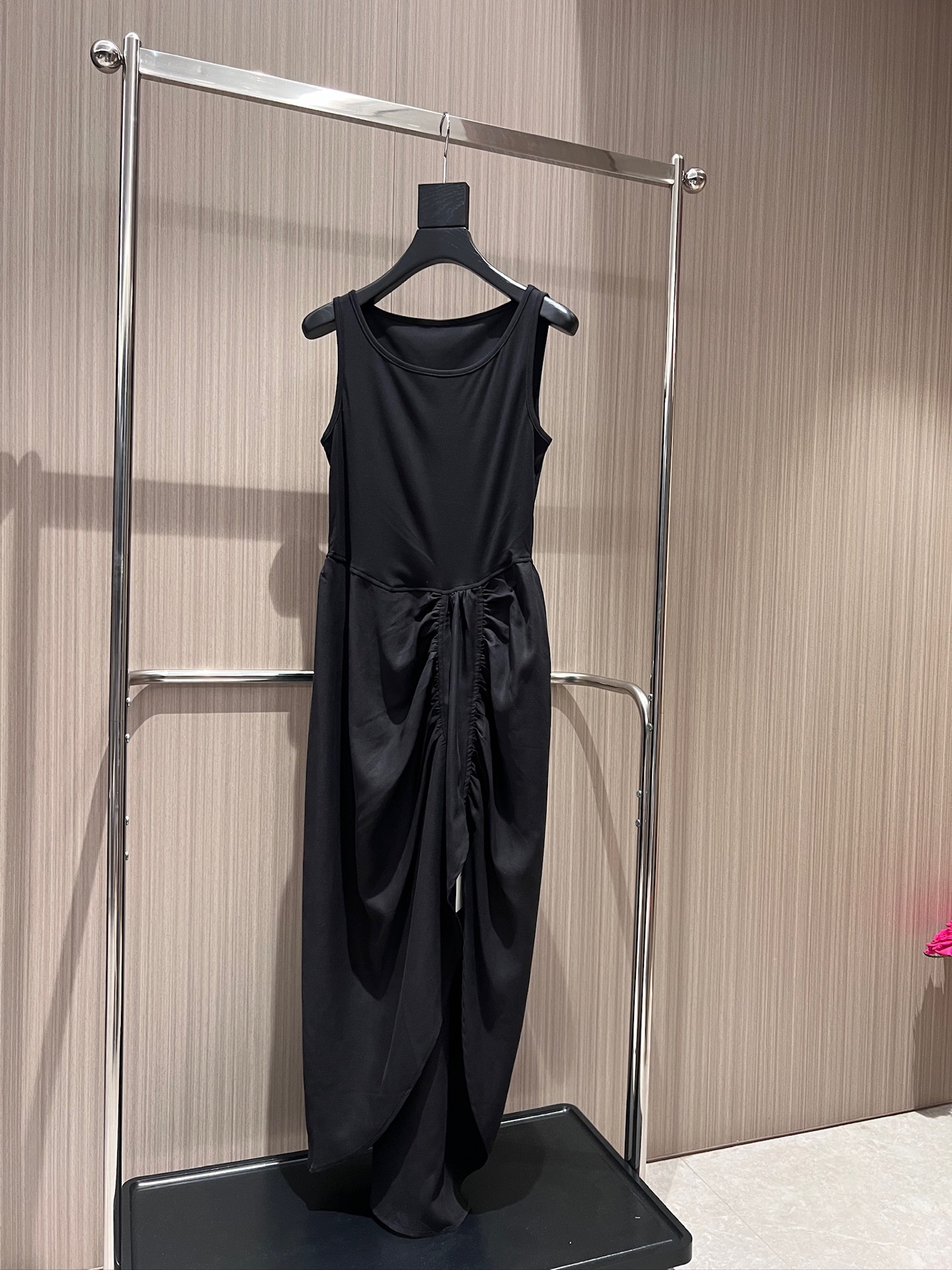 NO:884318,New punch designer sleeveless vest spliced ​​with irregular slit dress long skirt cocoon-shaped skirt design elastic slimming slimming holiday leisure essential for age reduction SML,,skirts,19860909新款冲冲设计师 无袖背心拼接不规则开叉连衣裙 长裙茧形裙摆设计 松紧修身显瘦 度假休闲 减龄必备SML,,skirts,,Women's clothing