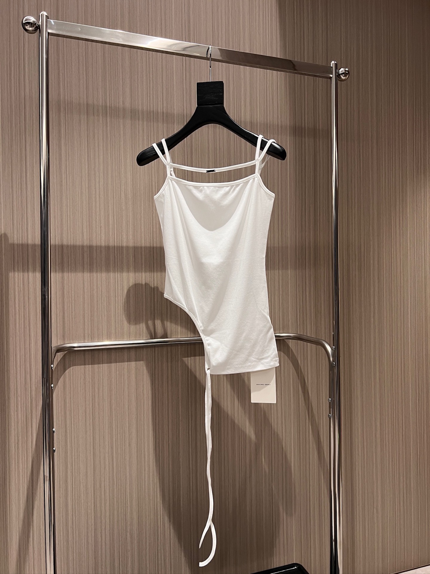 NO:884348,New style designer irregular double camisole top with exposed waist and can be tied up for decoration. Slim and slim. Cool and age-reducing. Black, white, coffee gray. SML,,19860909新款冲冲设计师不规则双吊带背心上衣下摆露腰可系带装饰 修身显瘦 清凉减龄黑色白色咖色灰色 SML,,,Women's clothing