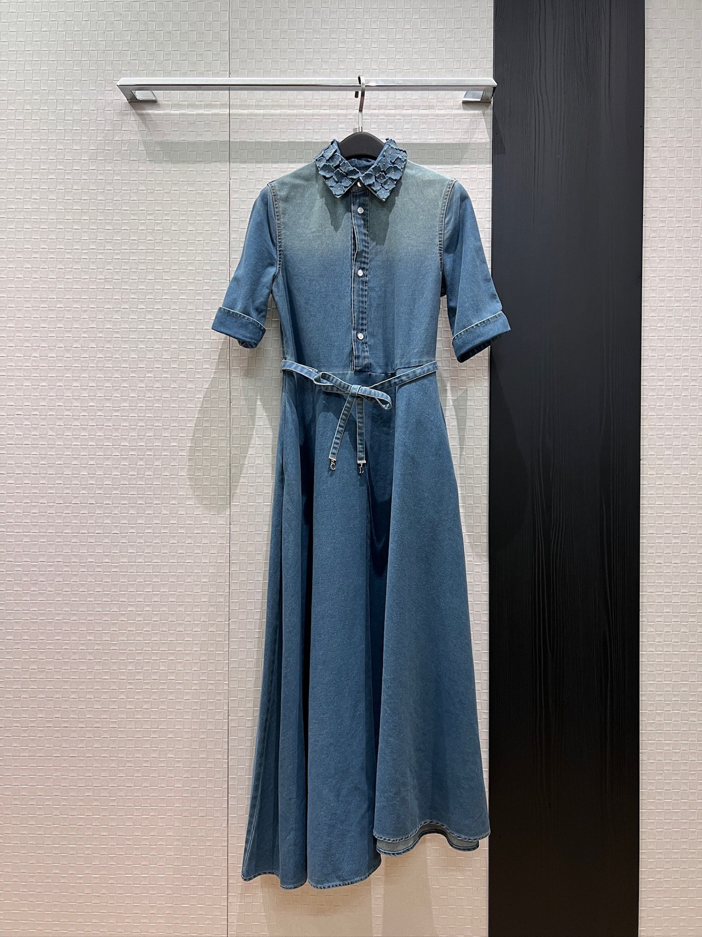 NO:884395,New three-dimensional handmade flower decoration, gradient washed lapel denim dress, long skirt, CD bow belt decoration, irregular skirt, logo leather label on the back, pockets on both sides S-XL,,skirts,19860909新款立体手工花朵装饰 渐变洗水翻领牛仔连衣裙长裙CD蝴蝶结腰带装饰 不规则裙摆 背后logo皮标 两侧有口袋S-XL,,skirts,,Women's clothing