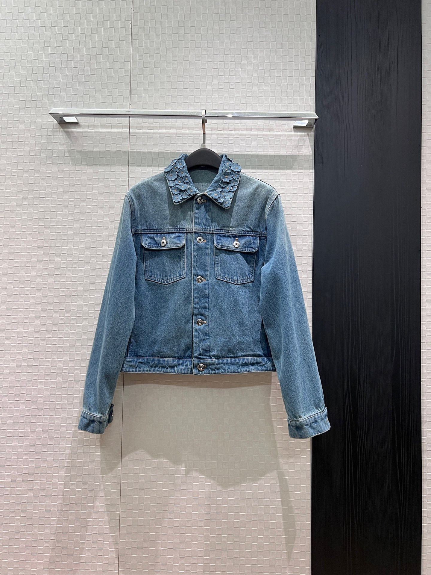 NO:884417,New three-dimensional handmade flower decoration, gradient washed lapel short denim jacket, flap pockets on both sides of the chest, logo leather label on the back, hardware accessories can be molded to match the same style of skirt, jeans S-XL,,skirts,jeans,jackets & coats,19860909新款立体手工花朵装饰 渐变洗水翻领短款牛仔外套胸前两侧翻盖口袋 背后logo皮标 五金配件开模可搭同款半裙 牛仔裤 S-XL,,skirts,jeans,jackets & coats,,Women's clothing
