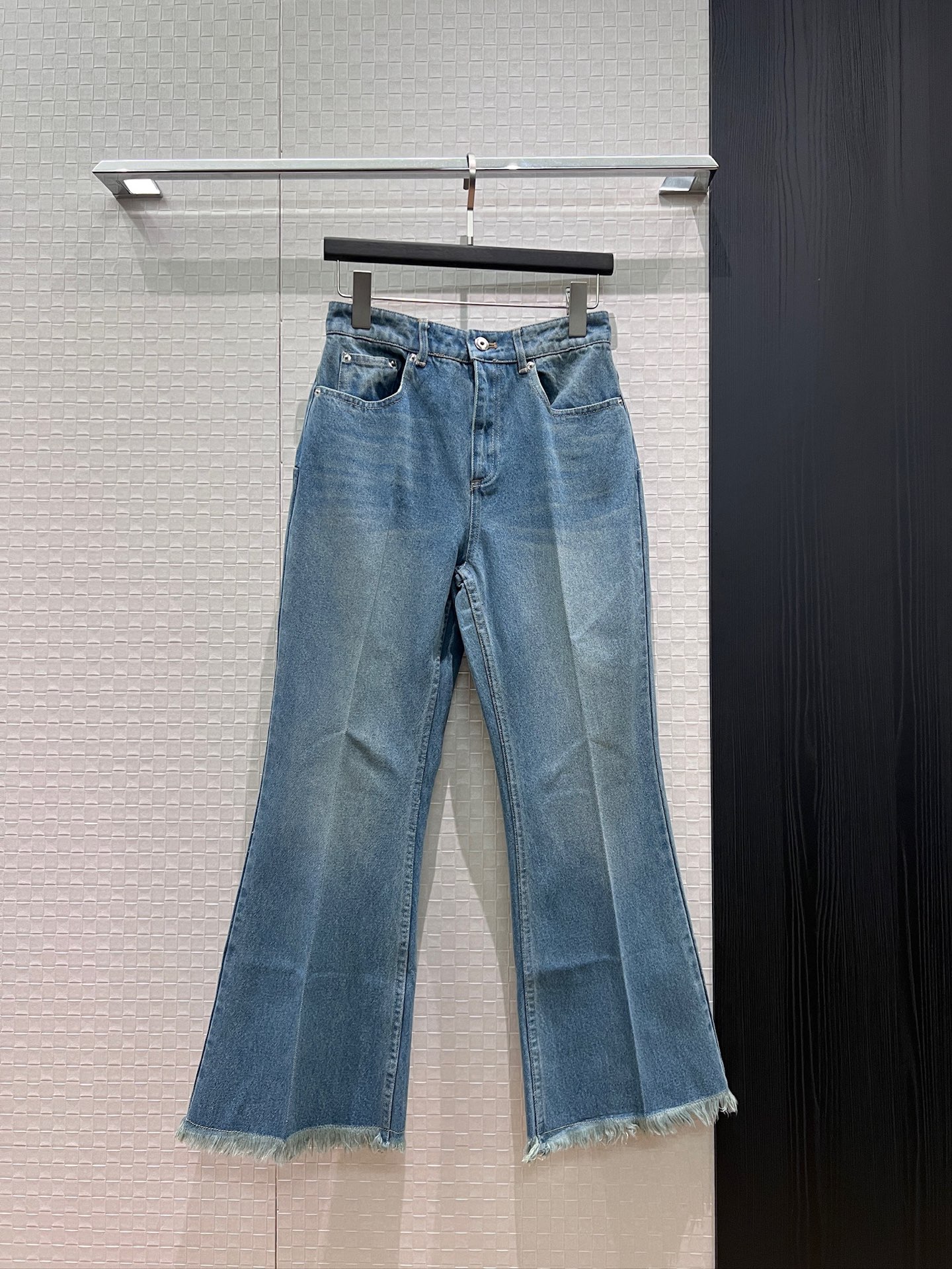 NO:884438,New model of Kuang Lingling's same style, light blue washed raw edge jeans, nine-point pants with micro flare, slim fit, hardware accessories mold opening, age-reducing and versatile S-XL,,jeans,19860909新款邝玲玲同款 浅蓝洗水毛边牛仔裤 九分裤微喇叭 修身显瘦 五金配件开模 减龄百搭S-XL,,jeans,,Women's clothing
