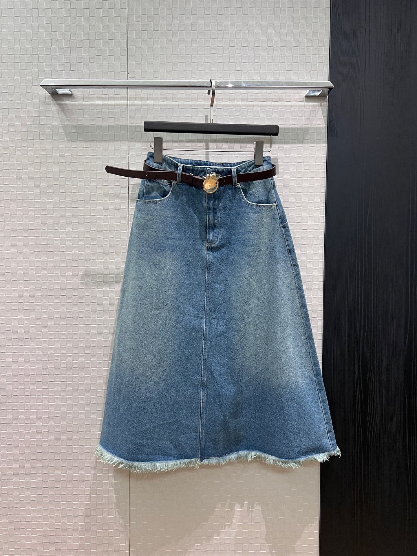 NO:884458,New light blue washed raw edge A-line denim skirt, long skirt with magic mirror belt decoration, hardware accessories mold opening, fashionable and casual, age-reducing and versatile S-XL,,skirts,19860909新款浅蓝洗水毛边A字牛仔半裙 长裙配送魔镜腰带装饰 五金配件开模 时尚休闲 减龄百搭S-XL,,skirts,,Women's clothing