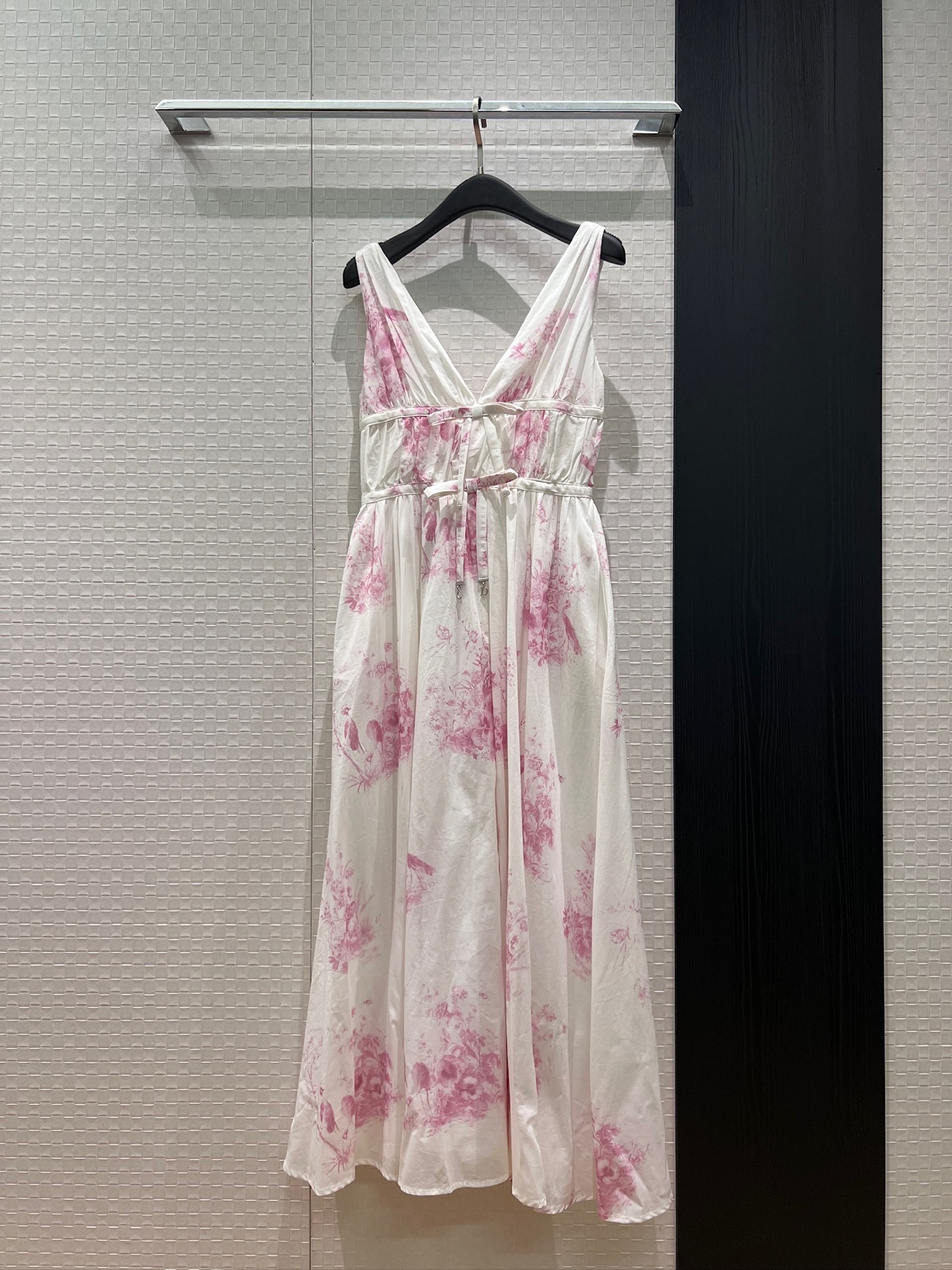 NO:884372,New CD bow decoration, deep V backless sleeveless vest dress, suspender long skirt, holiday style, essential seaside item with pockets on both sides, elegant and age-reducing S-XL,,skirts,19860909新款CD蝴蝶结装饰 深V露背无袖背心连衣裙 吊带长裙度假风 海边必备单品两侧有口袋 优雅减龄 S-XL,,skirts,,Women's clothing