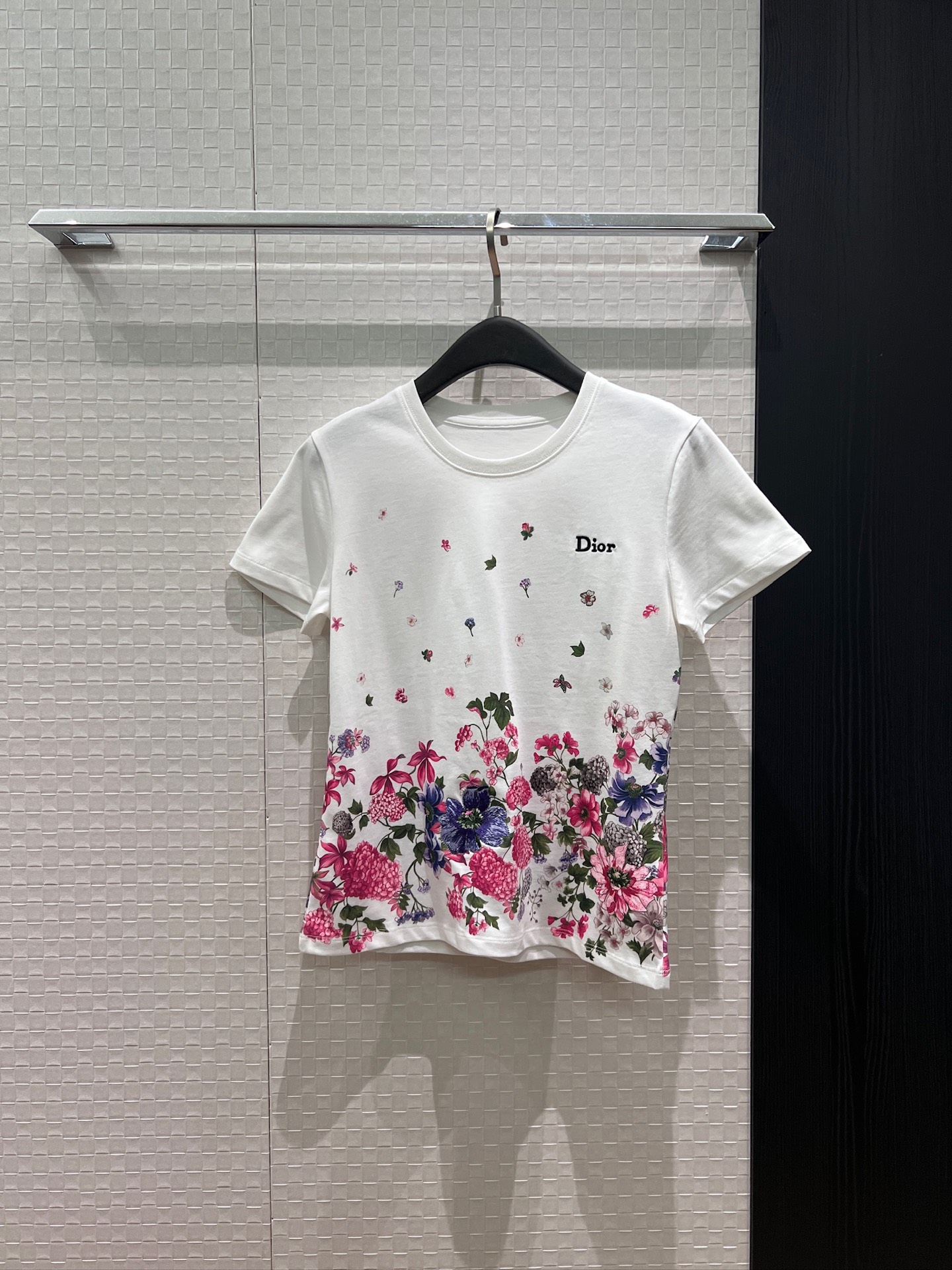 NO:884359,New positioning printed heavy industry embroidered flower T-shirt, a must-have for age reduction, versatile vacation, SML,,tees,t-shirt,19860909新款定位印花重工刺绣花朵T恤 减龄必备度假百搭 SML,,tees，t-shirt,,Women's clothing