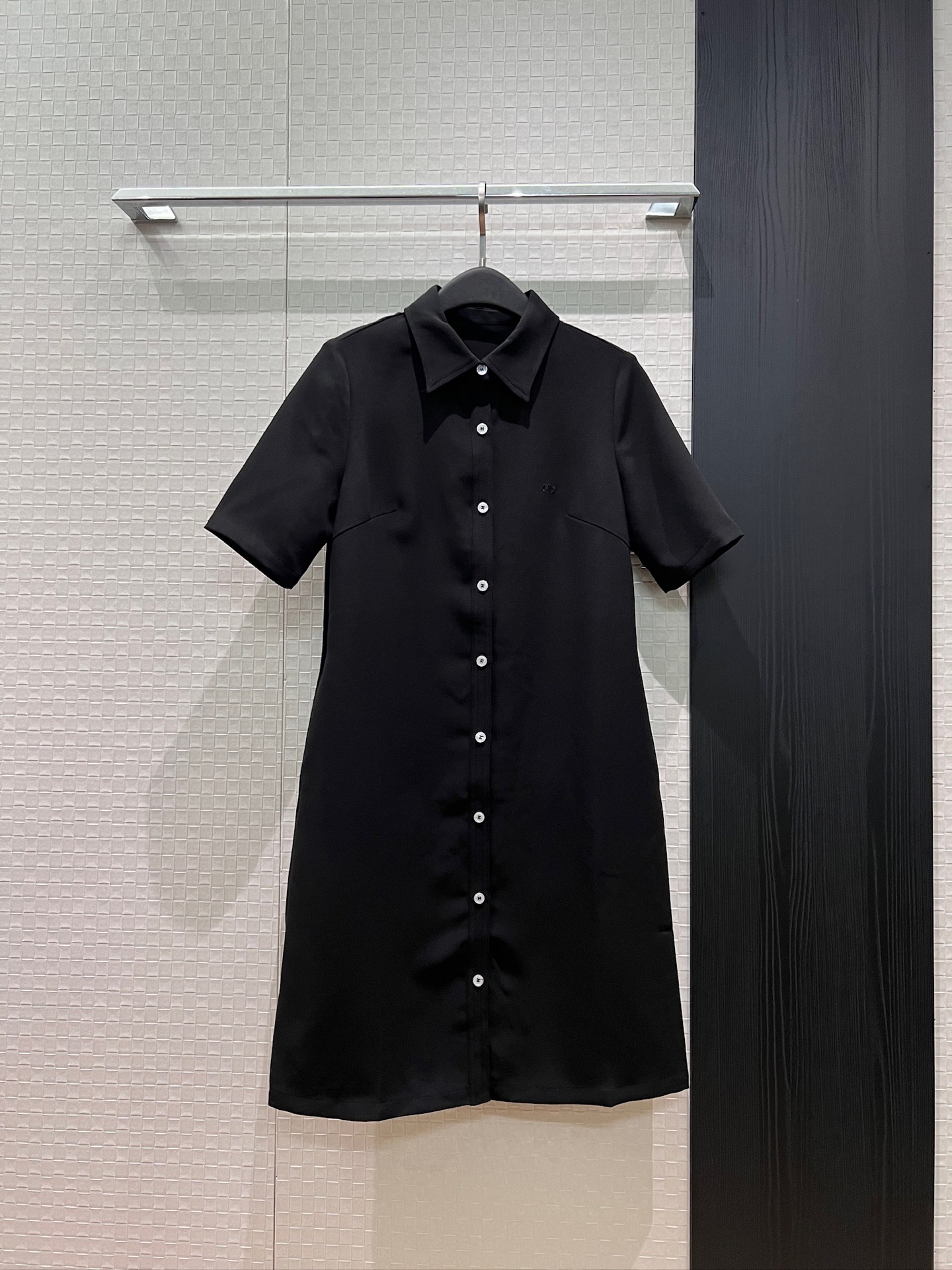 NO:884382,New arrival Arc de Triomphe embroidered logo lapel short-sleeved shirt dress, straight casual dress, single-breasted, pockets on both sides, simple commuting SML,,skirts,T-shirt,19860909新款来袭凯旋门刺绣logo翻领短袖衬衣裙 连衣裙直筒休闲 单排扣 两侧有口袋简约通勤 SML,,skirts,T-shirt,,Women's clothing