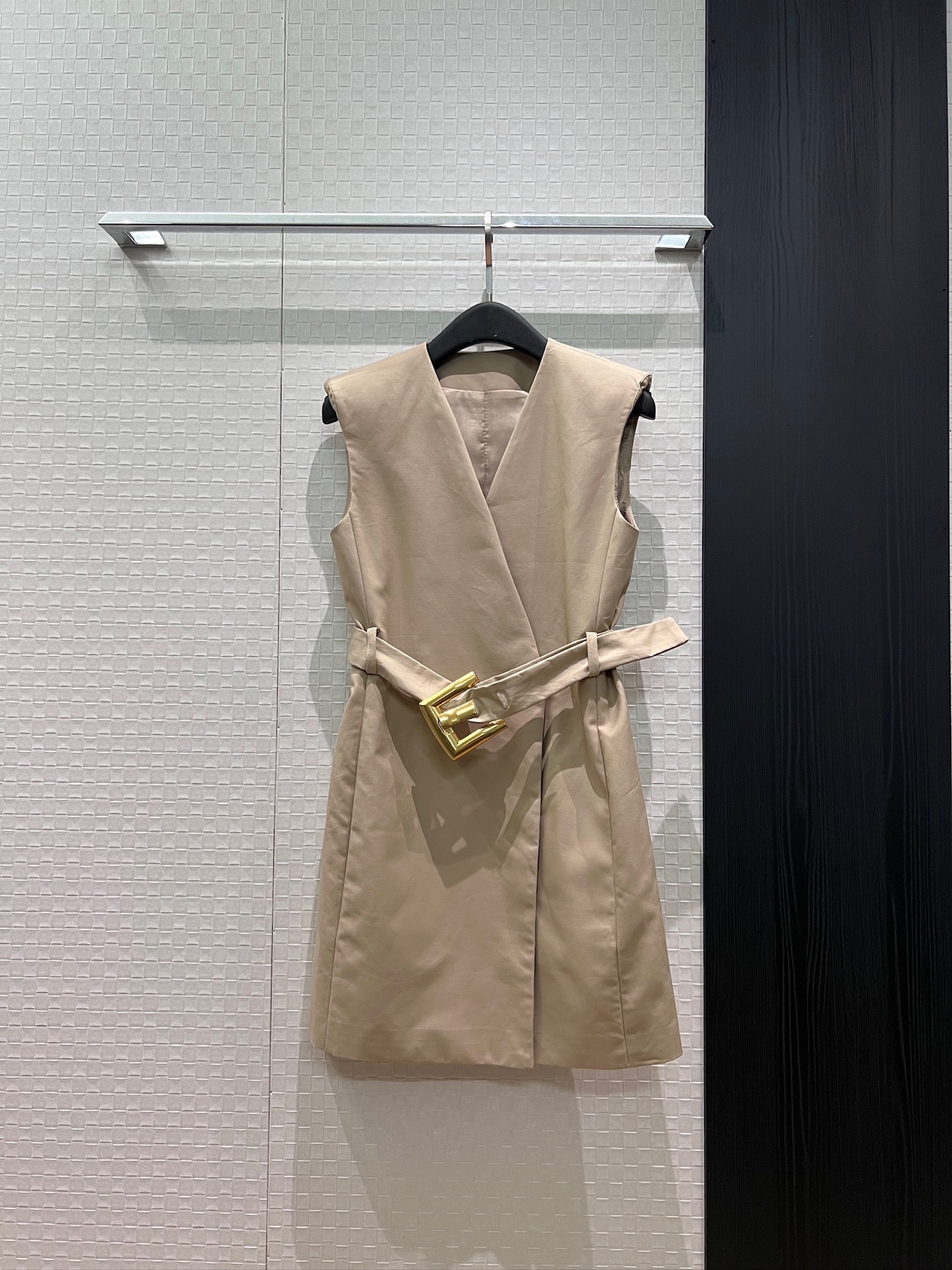 NO:884403,The new recommendation is a large belt with decorative waist, V-neck shoulder-padded sleeveless tank top, suit dress, slim and slim, aura and capable black khaki SML,,skirts,business suit,19860909新款推荐大腰带装饰收腰 V领垫肩无袖背心裙 西装连衣裙修身显瘦 气场干练黑色卡其 SML,,skirts,business suit,,Women's clothing