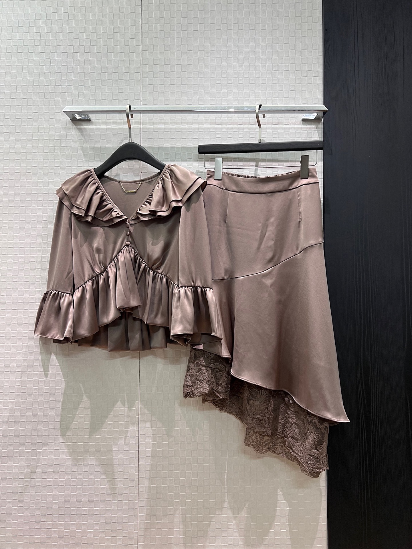 NO:885766,Tops and skirts New double-layered ruffled irregular short tops with ruffled splicing lace irregular skirts Full of fairy spirit Elegant and age-reducing pink coffee SML,,skirts,19860909上衣 半裙 新款双层荷叶边不规则短款上衣荷叶边拼接蕾丝不规则半裙 仙气十足 优雅减龄粉色咖色 SML,,skirts,,Women's clothing