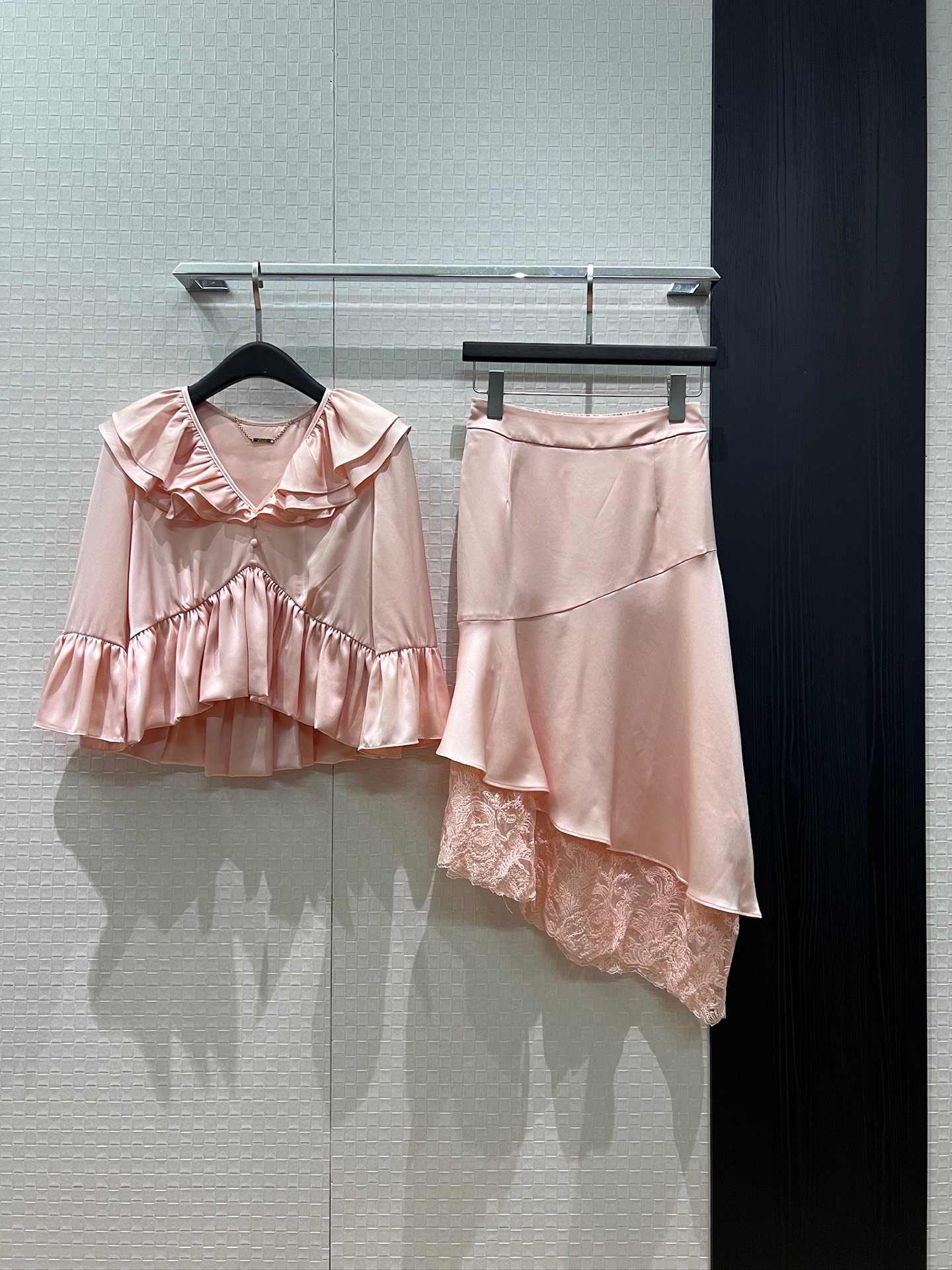 NO:885786,New double-layer ruffled irregular short top with ruffled splicing lace irregular skirt, full of fairy spirit, elegant and age-reducing pink coffee color SML,,skirts,19860909新款双层荷叶边不规则短款上衣荷叶边拼接蕾丝不规则半裙 仙气十足 优雅减龄粉色咖色 SML,,skirts,,Women's clothing