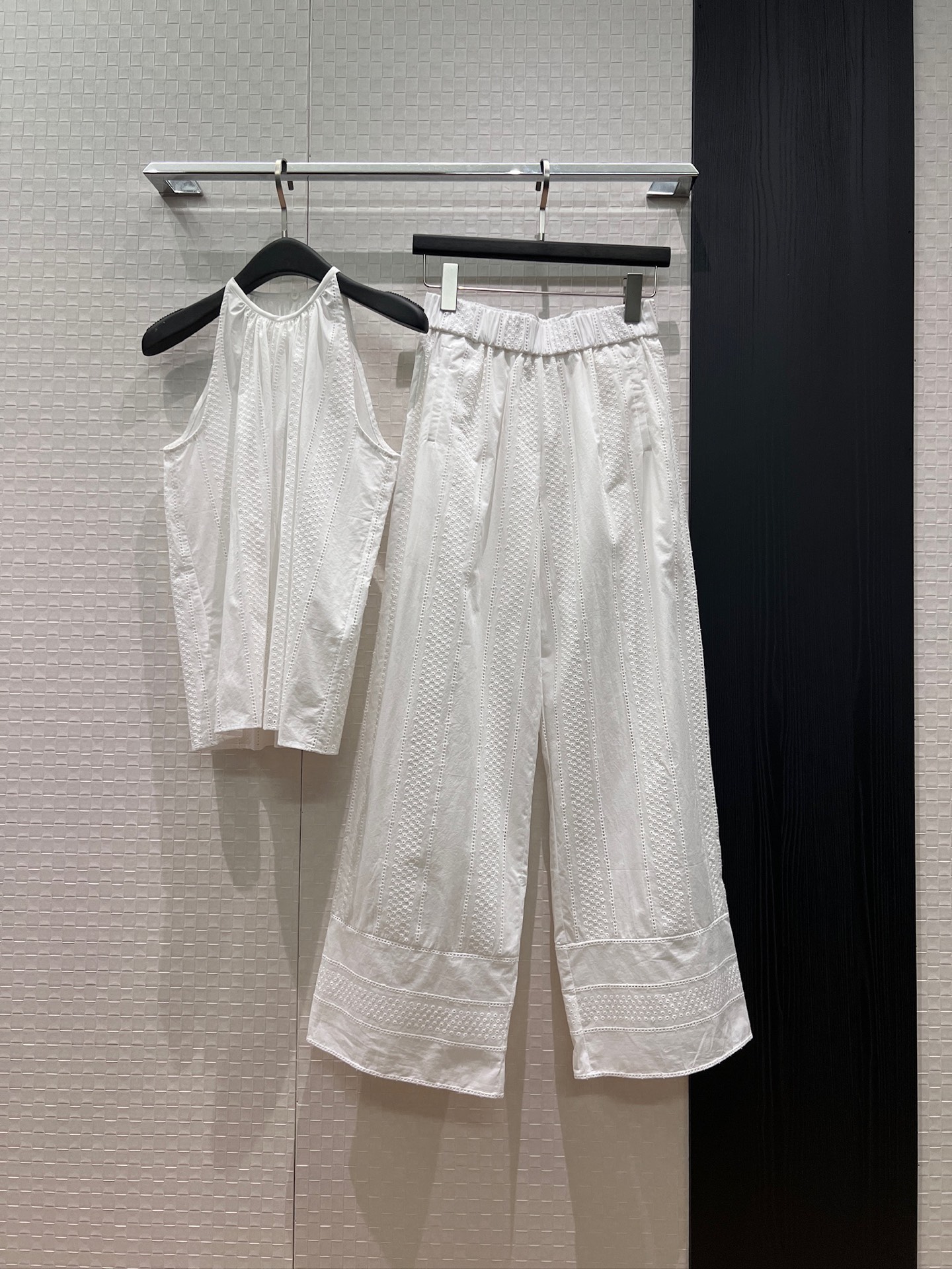 NO:885806,New style BC hollow embroidery suit, halterneck camisole top, elastic waist wide leg pants, holiday style, casual age-reducing coffee color, white SML,,19860909新款冲冲BC镂空刺绣套装 挂脖吊带背心上衣松紧腰阔腿裤 度假风 休闲减龄咖色白色 SML,,,Women's clothing