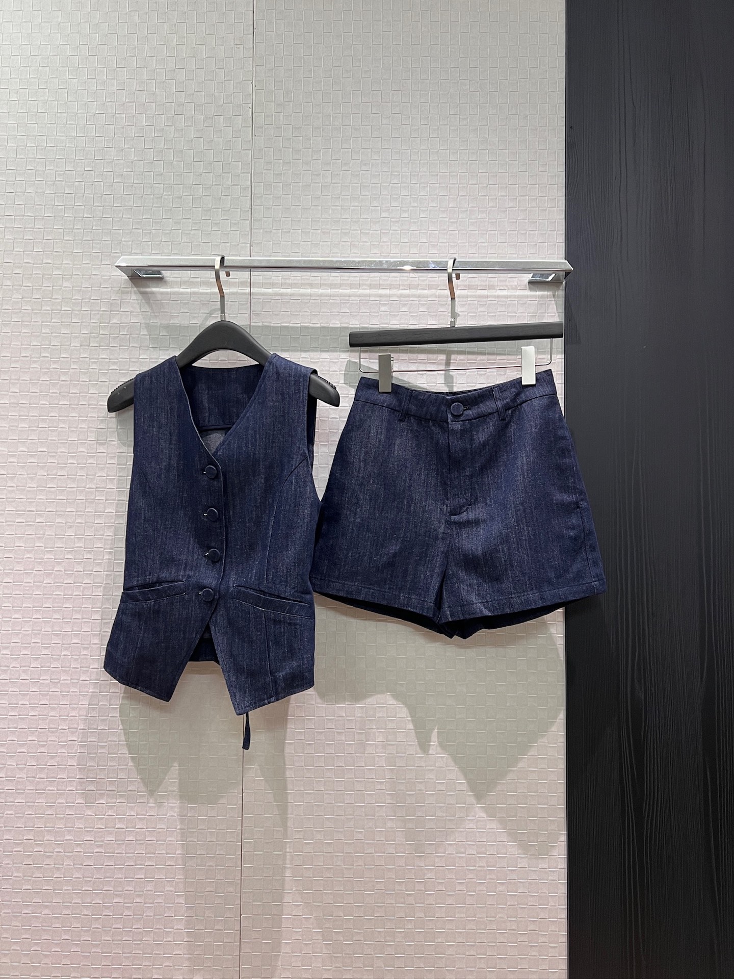 NO:885780,New style old money style linen denim suit V-neck vest denim top denim suit shorts A-line style casual temperament commuting fashion sweet cool age reduction SML,,shorts,business suit,19860909新款来袭老钱风亚麻牛仔套装 V领马甲牛仔上衣牛仔西装短裤 A字版型 气质休闲 通勤时尚甜酷减龄 SML,,shorts,business suit,,Women's clothing