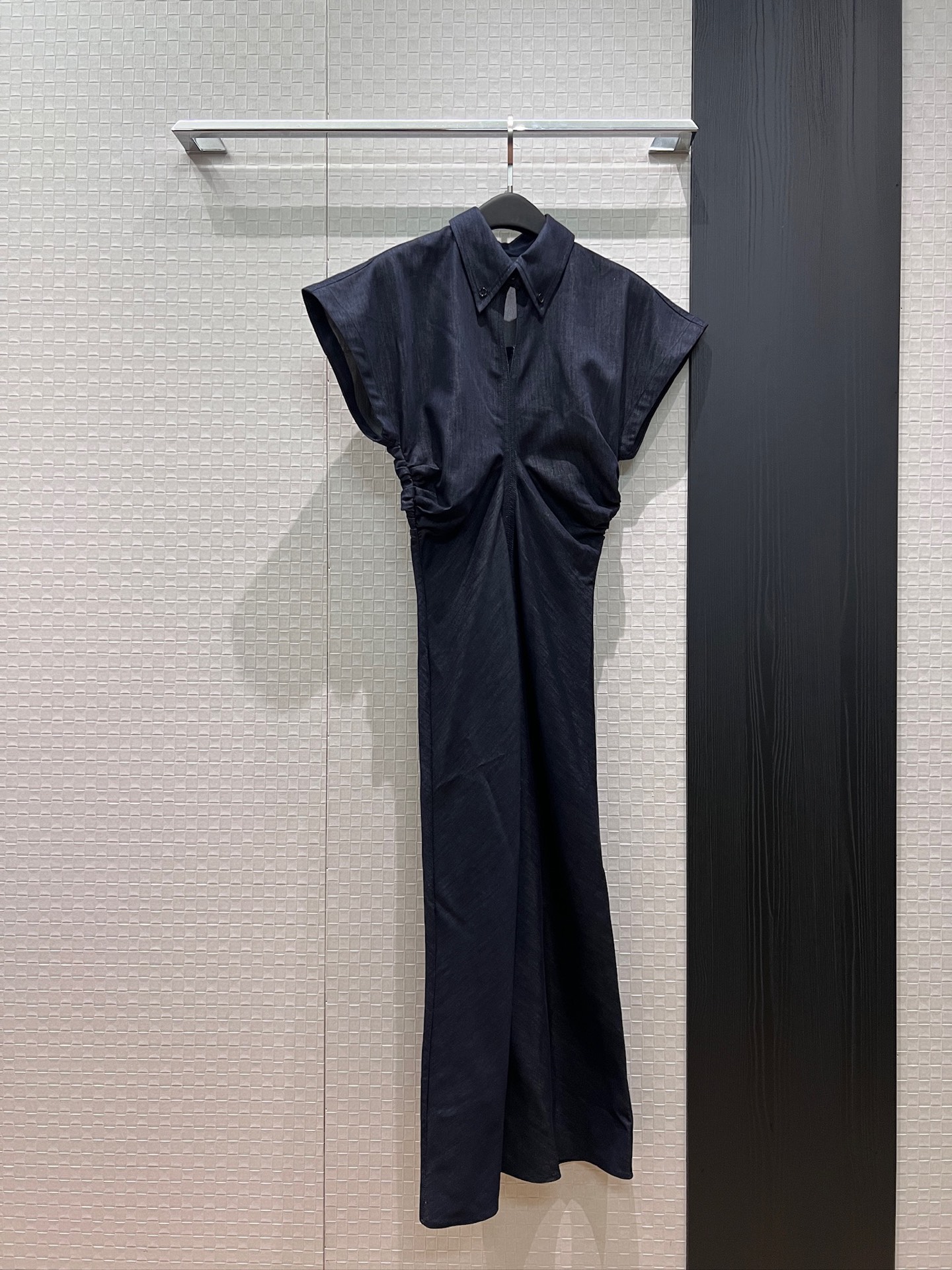 NO:885800,New arrival French lapel hollow V-neck pleated dress with dropped shoulder sleeves Denim long skirt pleated waist to cover the flesh Slim and slim temperament for commuting Elegant socialite SML,,skirts,19860909新款来袭法式翻领镂空V领落肩袖褶皱连衣裙 牛仔长裙皱褶收腰遮肉 修身显瘦气质通勤 优雅名媛 SML,,skirts,,Women's clothing