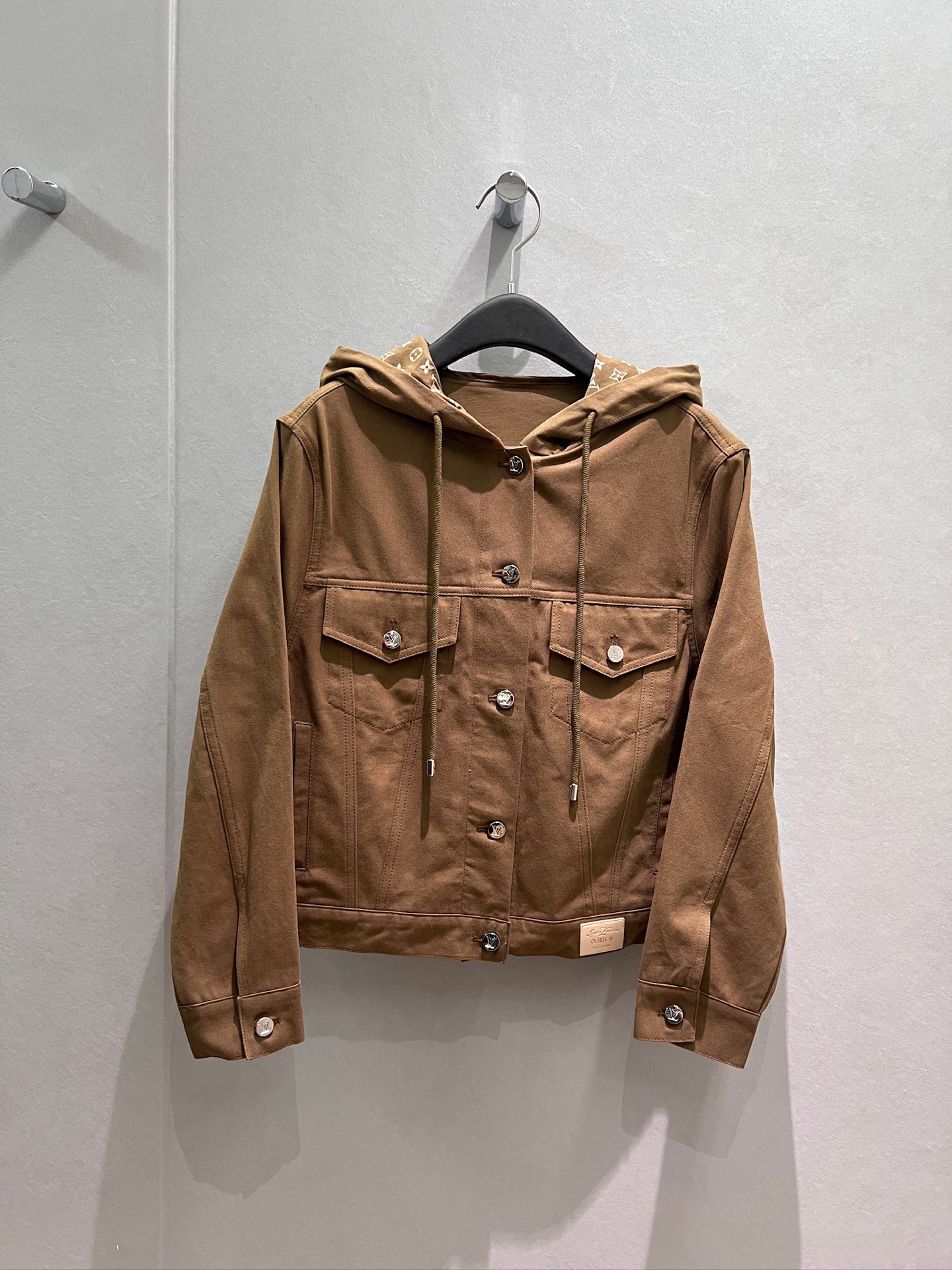NO:887033,New Liu Yifei's same style Presbyopia hooded khaki denim jacket is loose and casual. Hardware accessories are molded. Logo leather label decoration on the hem. Can be worn with shorts and trousers of the same style. S-XL,,shorts,jackets & coats,hats,19860909新款刘亦菲同款 老花连帽卡其牛仔外套宽松休闲 五金配件开模 下摆logo皮标装饰可搭同款短裤长裤 S-XL,,shorts,jackets & coats,hats,,Women's clothing