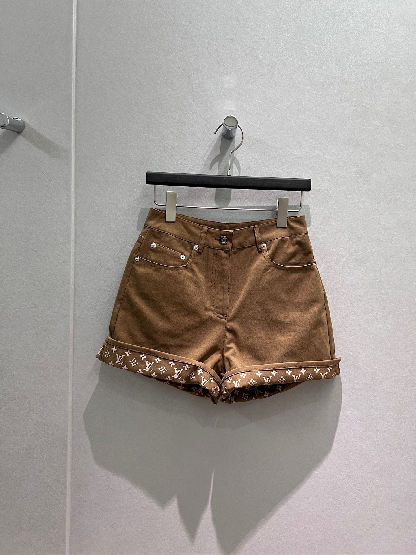 NO:887074,New patterned rolled edge khaki denim shorts hardware accessories molded logo leather label casual slimming age-reducing and versatile S-XL,,shorts,19860909新款老花卷边卡其牛仔短裤五金配件开模 logo皮标休闲显瘦 减龄百搭 S-XL,,shorts,,Women's clothing