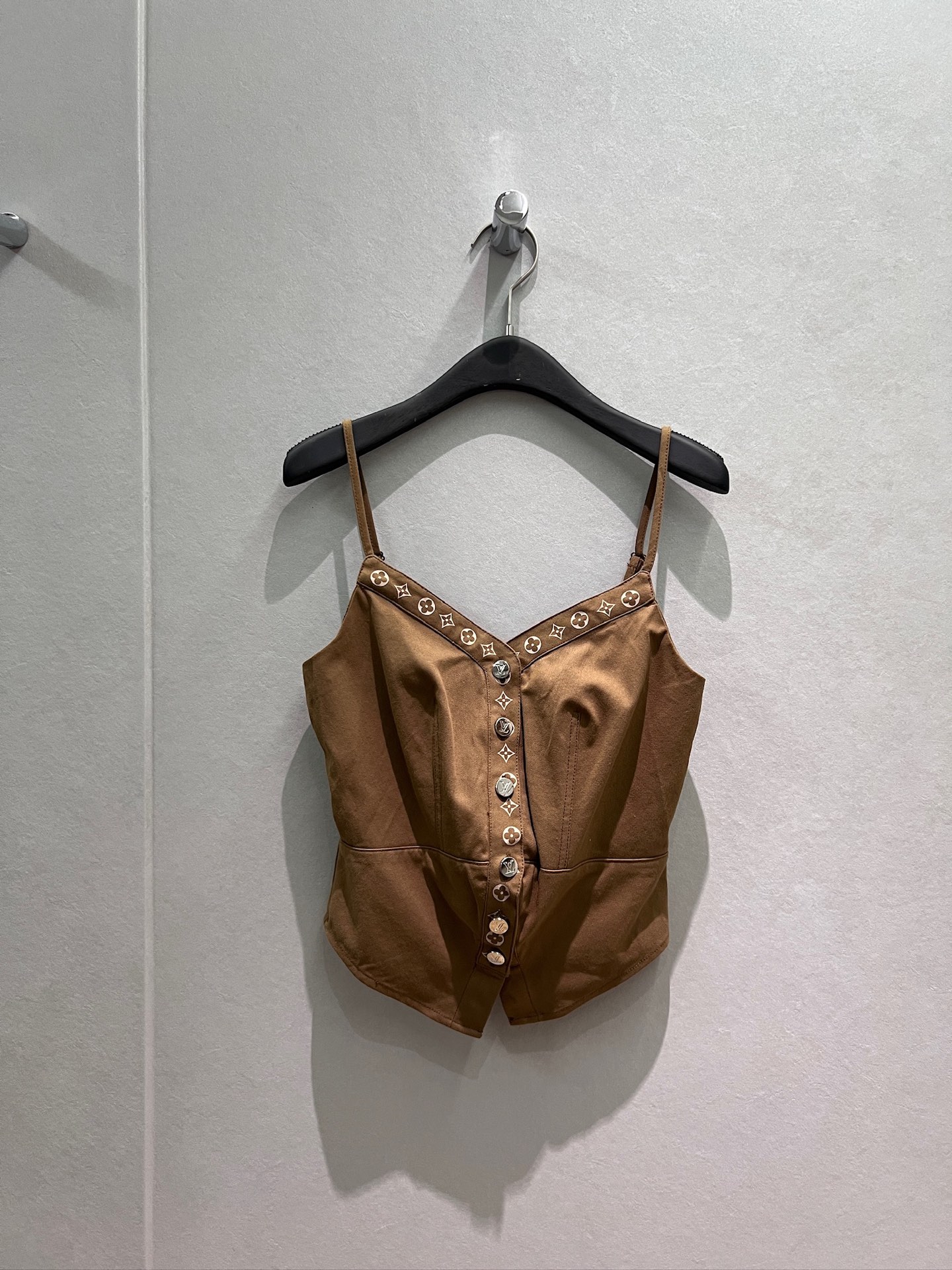 NO:887094,New presbyopia khaki suspender denim vest top, buttoned ruffle waist, logo leather label on the back, hardware accessories molded to match shorts and skirts, versatile for age reduction S-XL,,skirts,shorts,19860909新款老花卡其吊带牛仔背心上衣 排扣荷叶收腰背后logo皮标 五金配件开模搭短裤搭裙子 减龄百搭 S-XL,,skirts,shorts,,Women's clothing