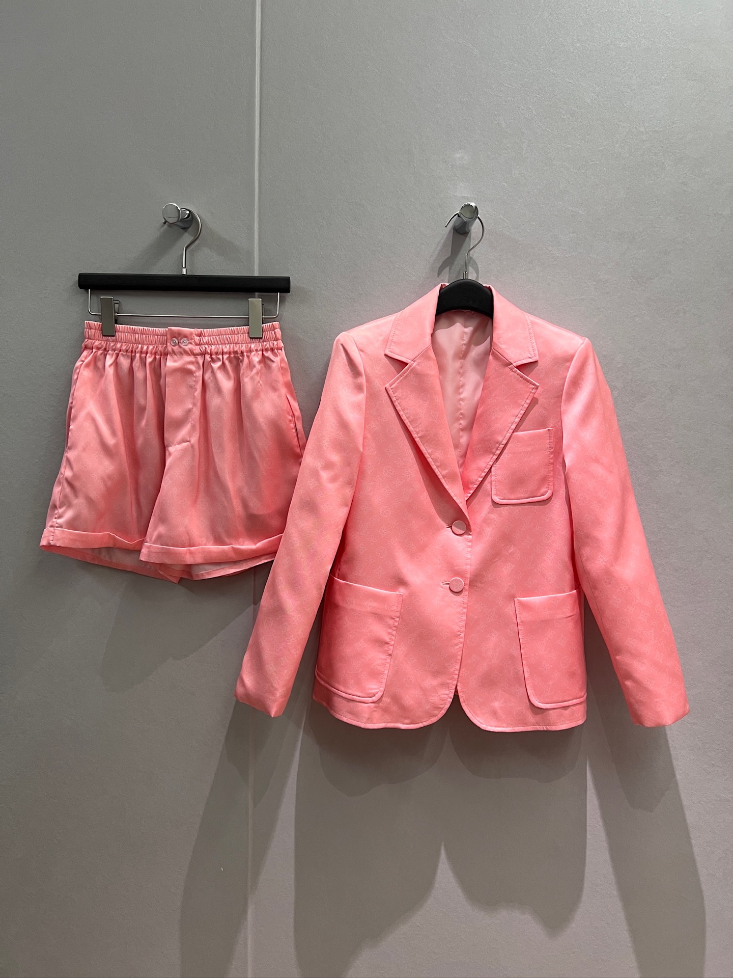 NO:887035,Jackets Shorts New old flower dark pattern printed pink suit jacket Elastic waist curled shorts Fashionable and versatile S-XL,,shorts,jackets & coats,business suit,19860909外套 短裤 新款老花暗纹印花粉色西装外套松紧腰卷边短裤 时尚干练 减龄百搭S-XL,,shorts,jackets & coats,business suit,,Women's clothing