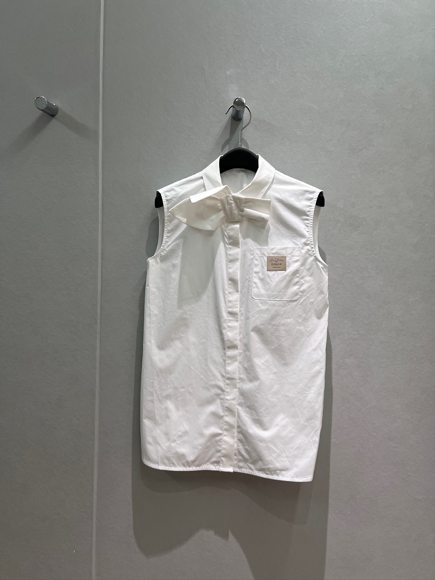 NO:887017,New Liu Yifei's same style, bow tie decoration, lapel sleeveless shirt, vest, chest pocket, logo leather label decoration, loose and casual, fashionable and versatile S-XL,,19860909新款刘亦菲同款 领结装饰翻领无袖衬衣背心胸前口袋logo皮标装饰 宽松休闲 时尚百搭S-XL,,,Women's clothing