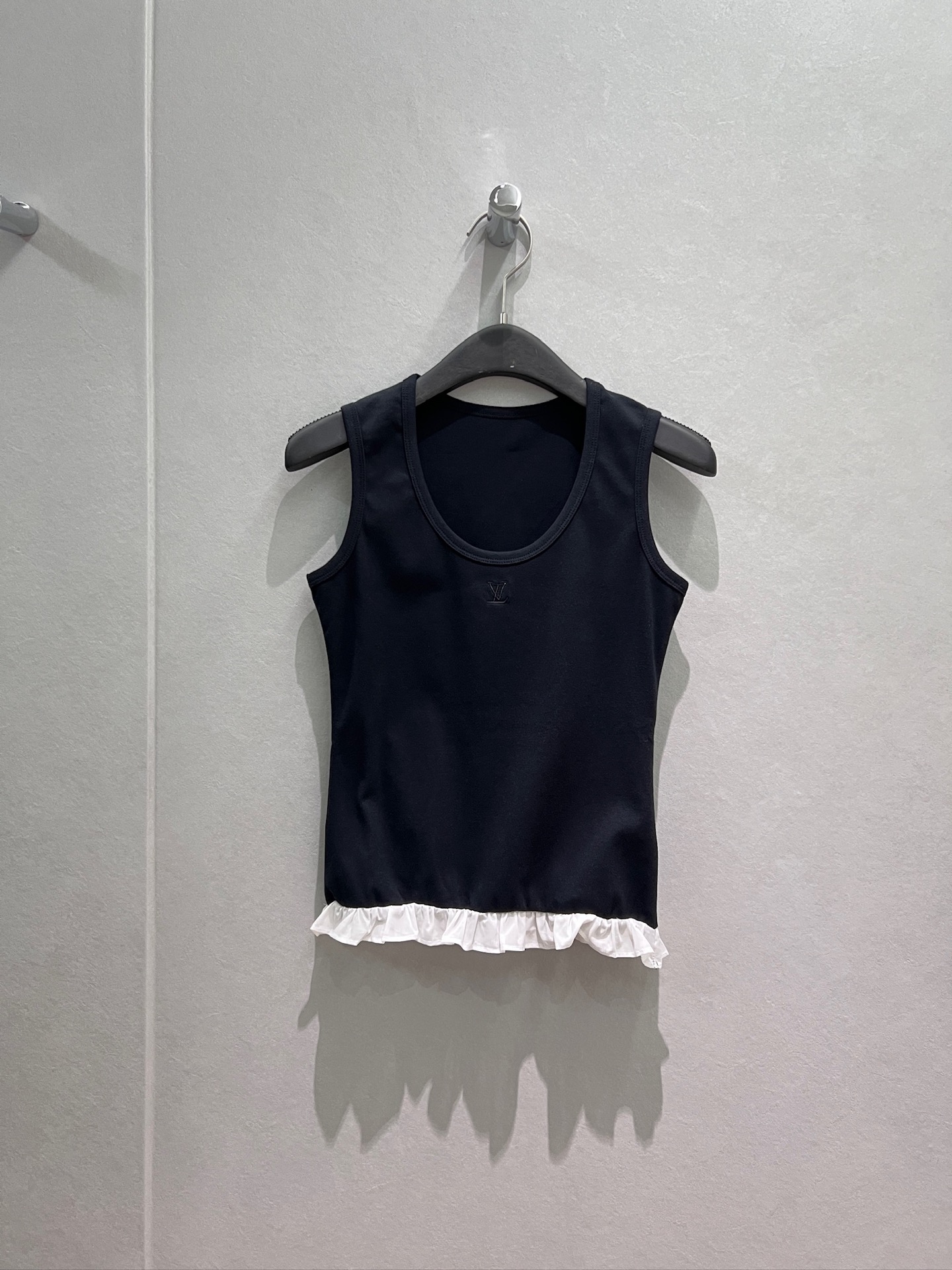 NO:887095,New fungus lace stitching sleeveless vest top with logo letters embroidered on the chest. Slim and slim. Versatile for age reduction. Black and white. SML,,19860909新款木耳花边拼接无袖背心上衣胸前刺绣logo字母 修身显瘦 减龄百搭黑色白色 SML,,,Women's clothing