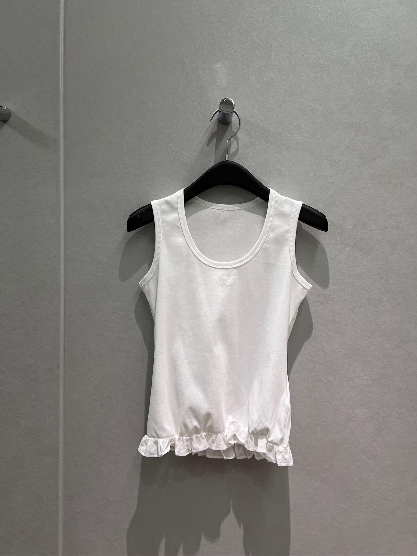 NO:887113,New fungus lace stitching sleeveless vest top with logo letters embroidered on the chest. Slim and slim. Versatile for age reduction. Black and white. SML,,19860909新款木耳花边拼接无袖背心上衣胸前刺绣logo字母 修身显瘦 减龄百搭黑色白色 SML,,,Women's clothing