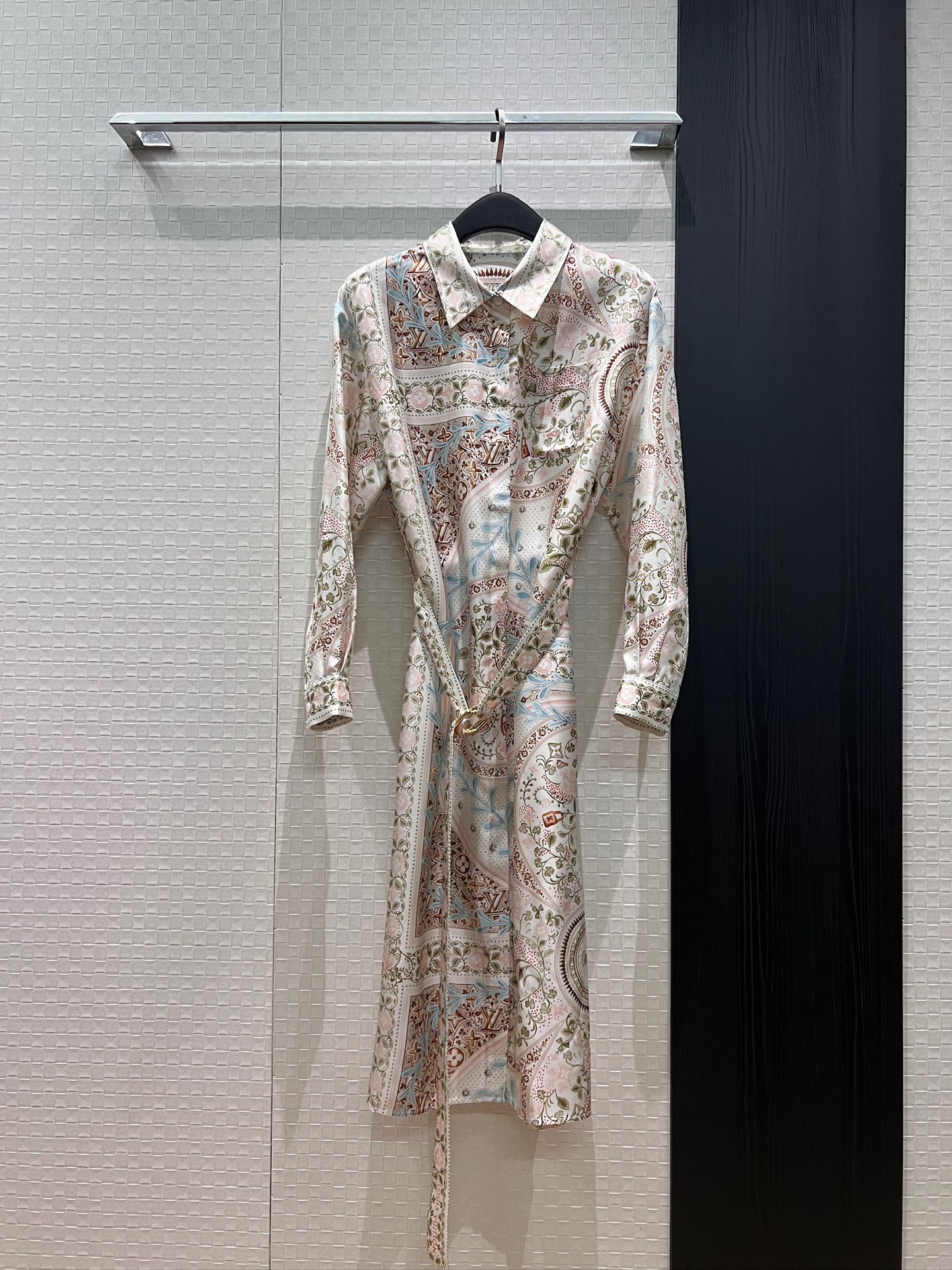 NO:887132,New retro positioning printed holiday twill silk long-sleeved dress Heavy silk shirt dress Belted waist waist skirt with side slits Simple and fashionable temperament of a commuting lady S-XL,,skirts,real silk,19860909新款复古定位印花度假斜纹真丝长袖连衣裙 重磅真丝衬衣裙 系腰带收腰显腰裙侧摆开叉 简约时髦 气质通勤名媛气质 S-XL,,skirts,real silk,,Women's clothing